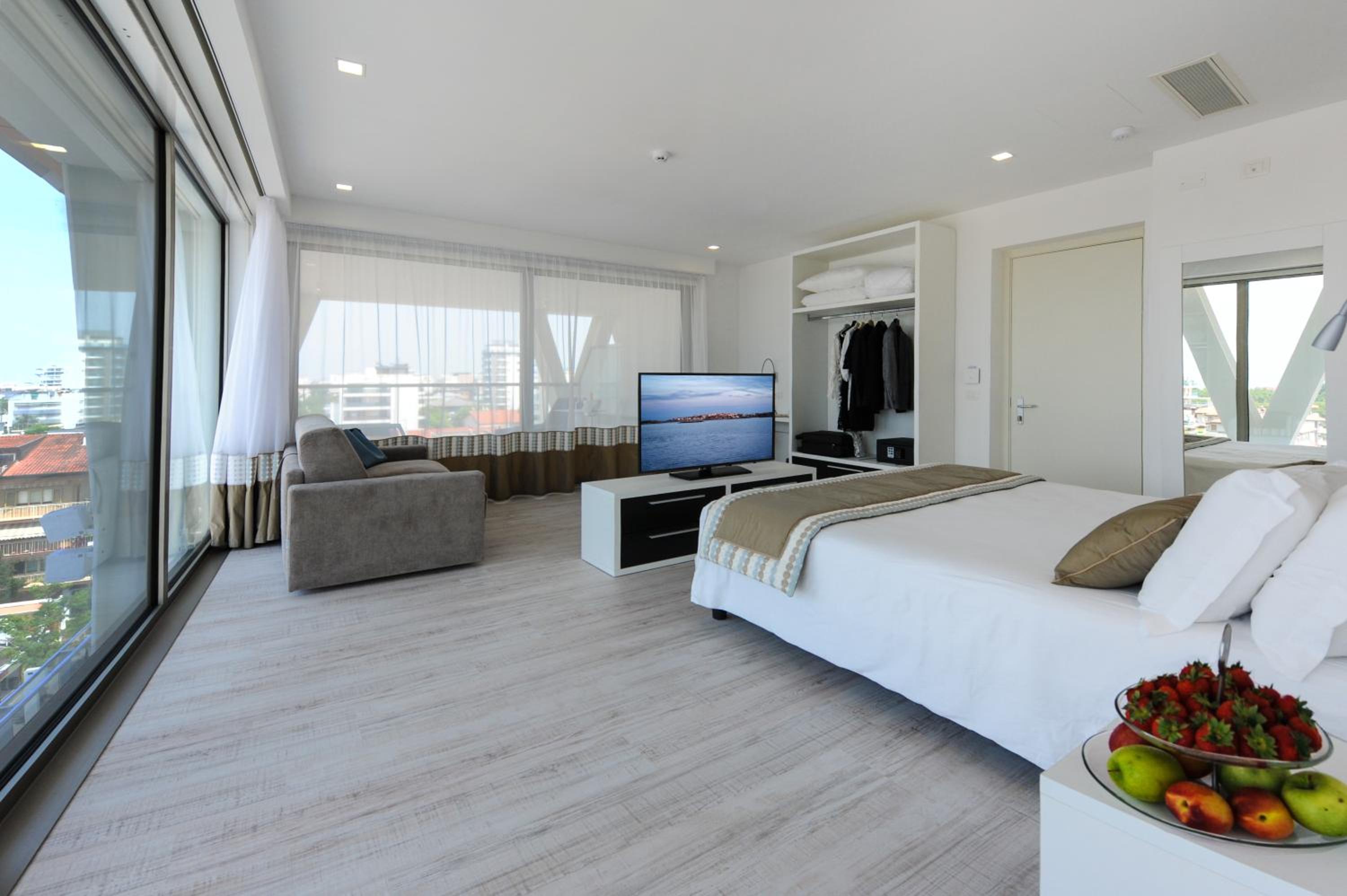 Deluxe Suite with Beach Access