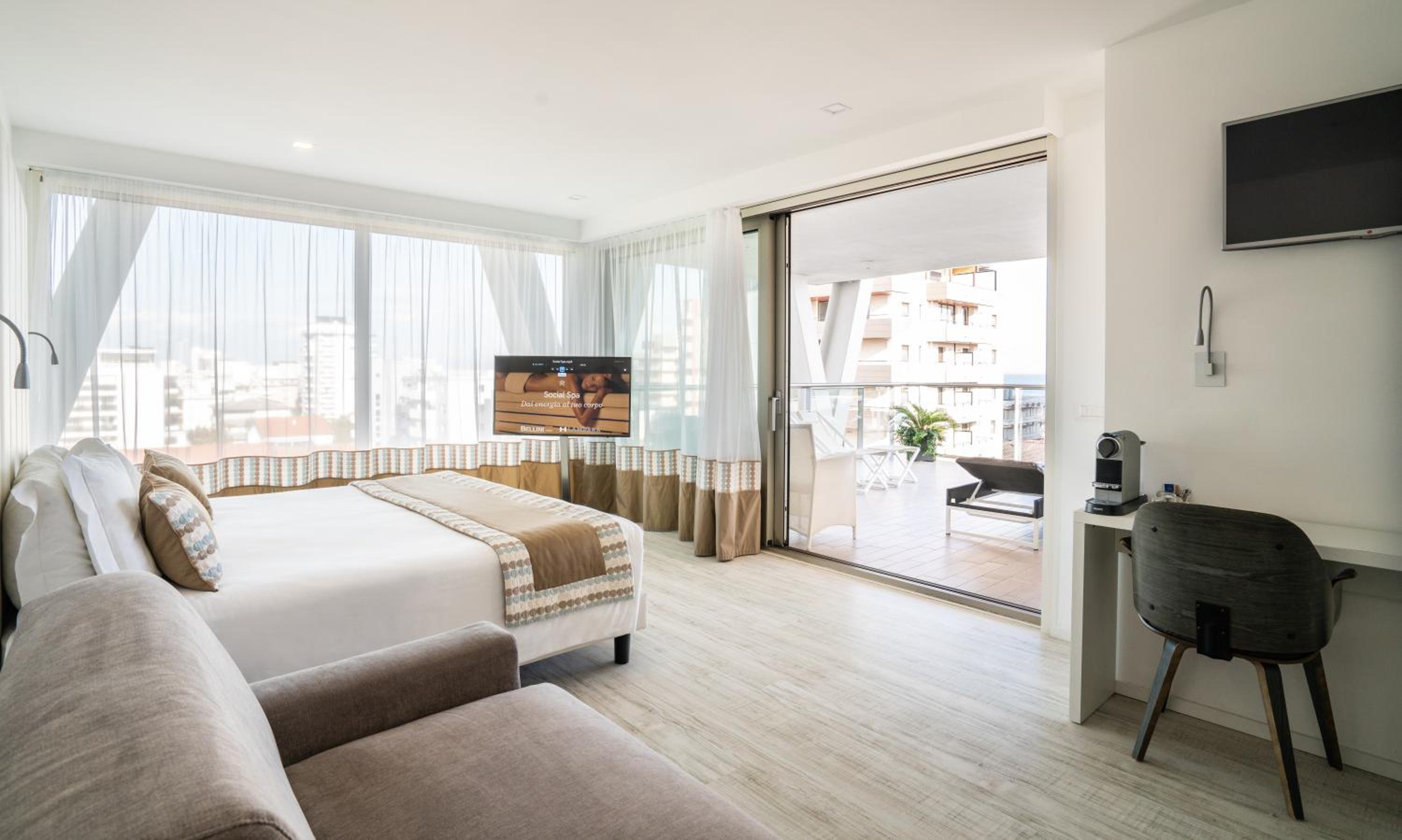 Deluxe Suite with Beach Access