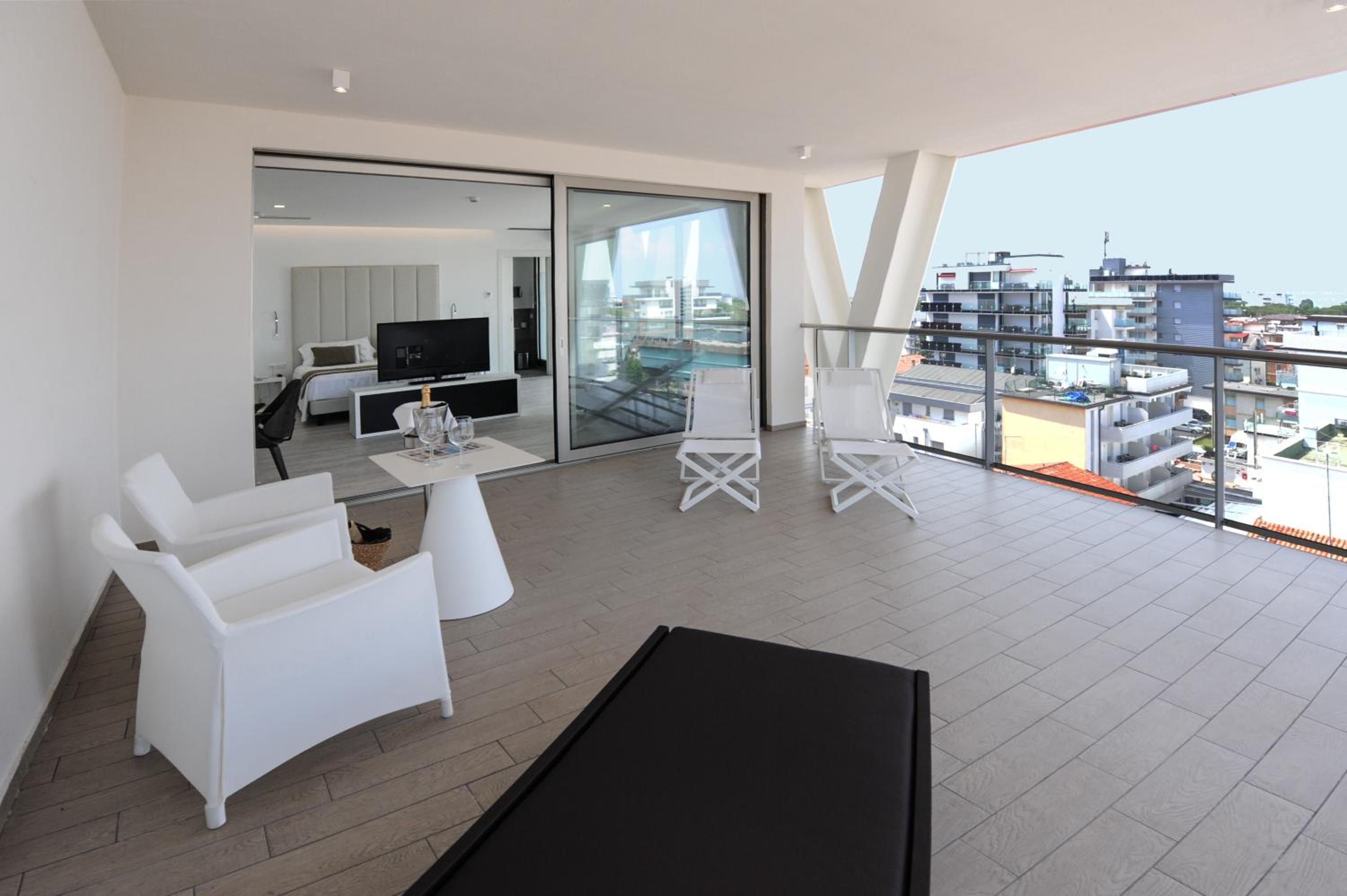 Deluxe Suite with Beach Access