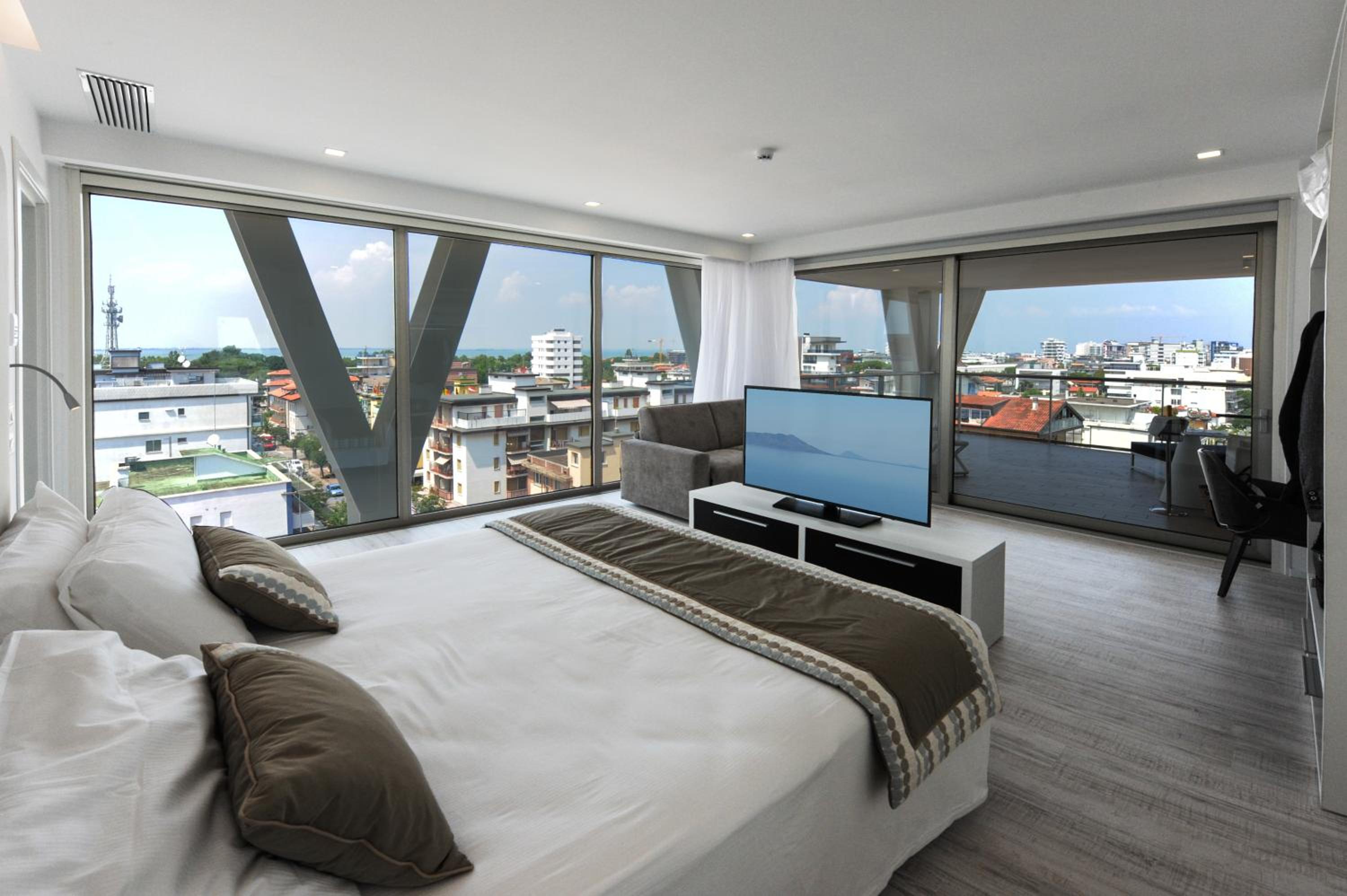 Deluxe Suite with Beach Access