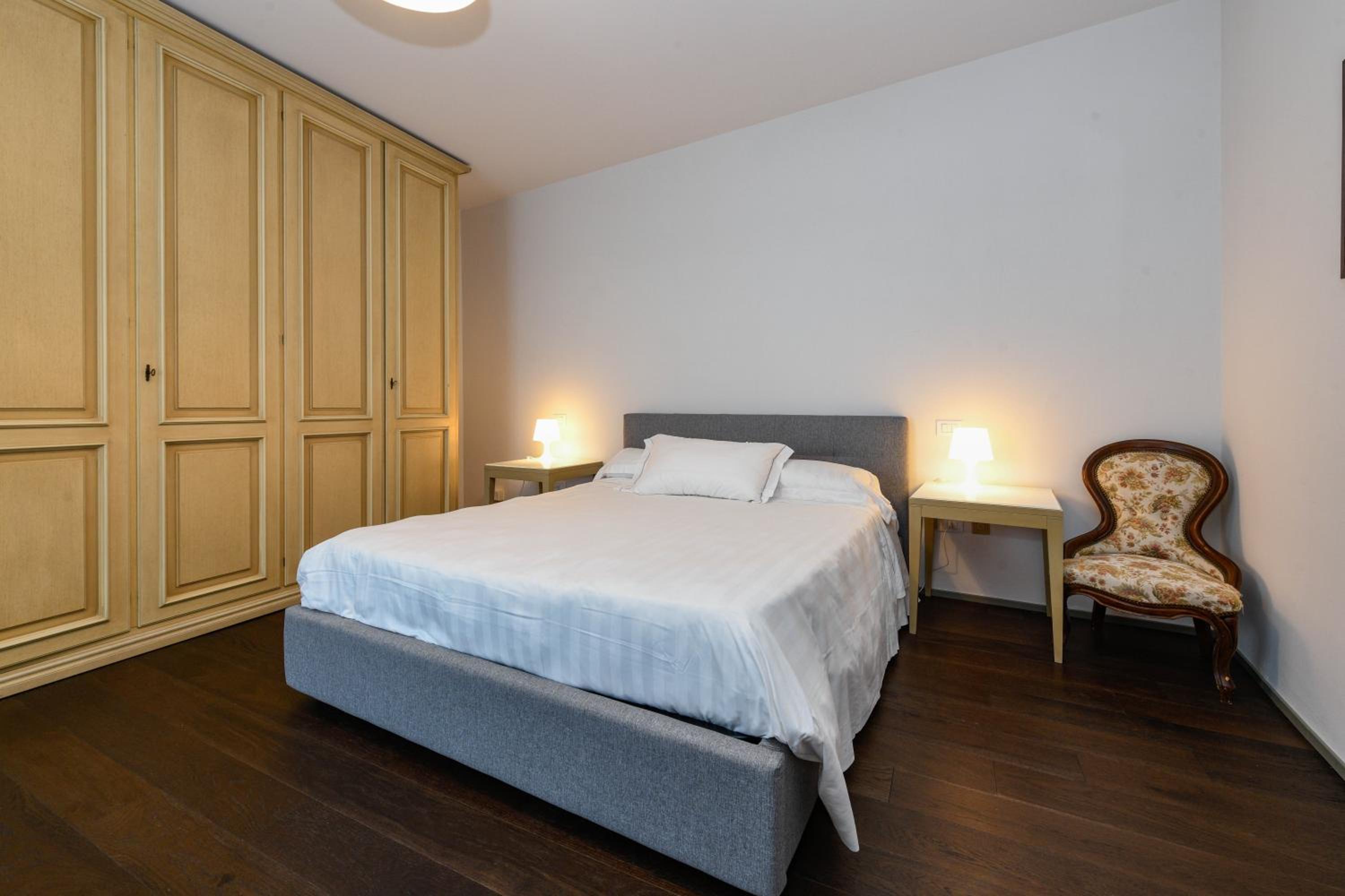 Apartment with Lake View