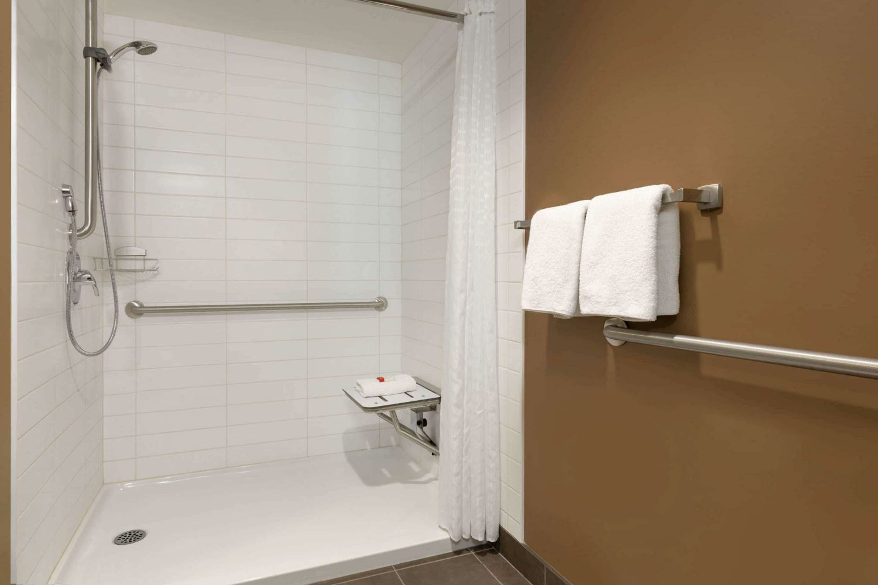 Queen Room with Roll-In Shower - Mobility Accessible/Non-Smoking