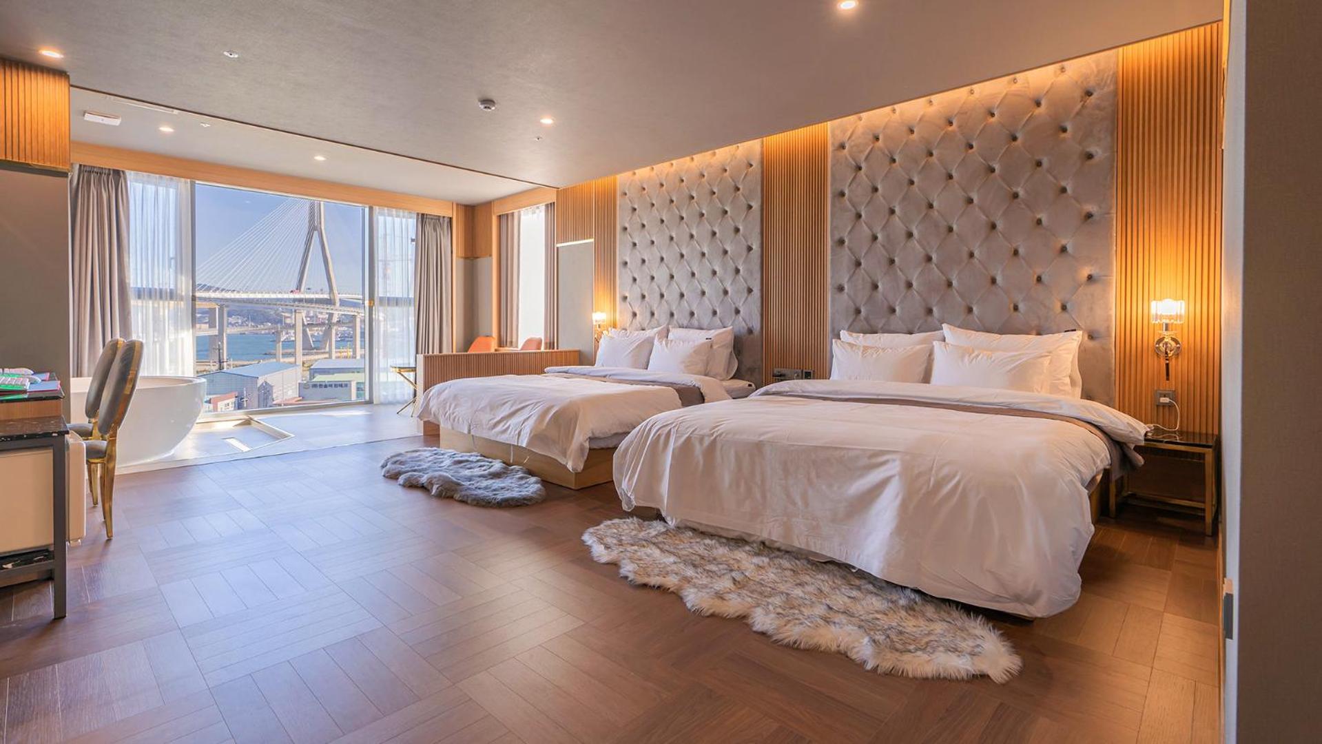 Premium Twin Room with Bridge View