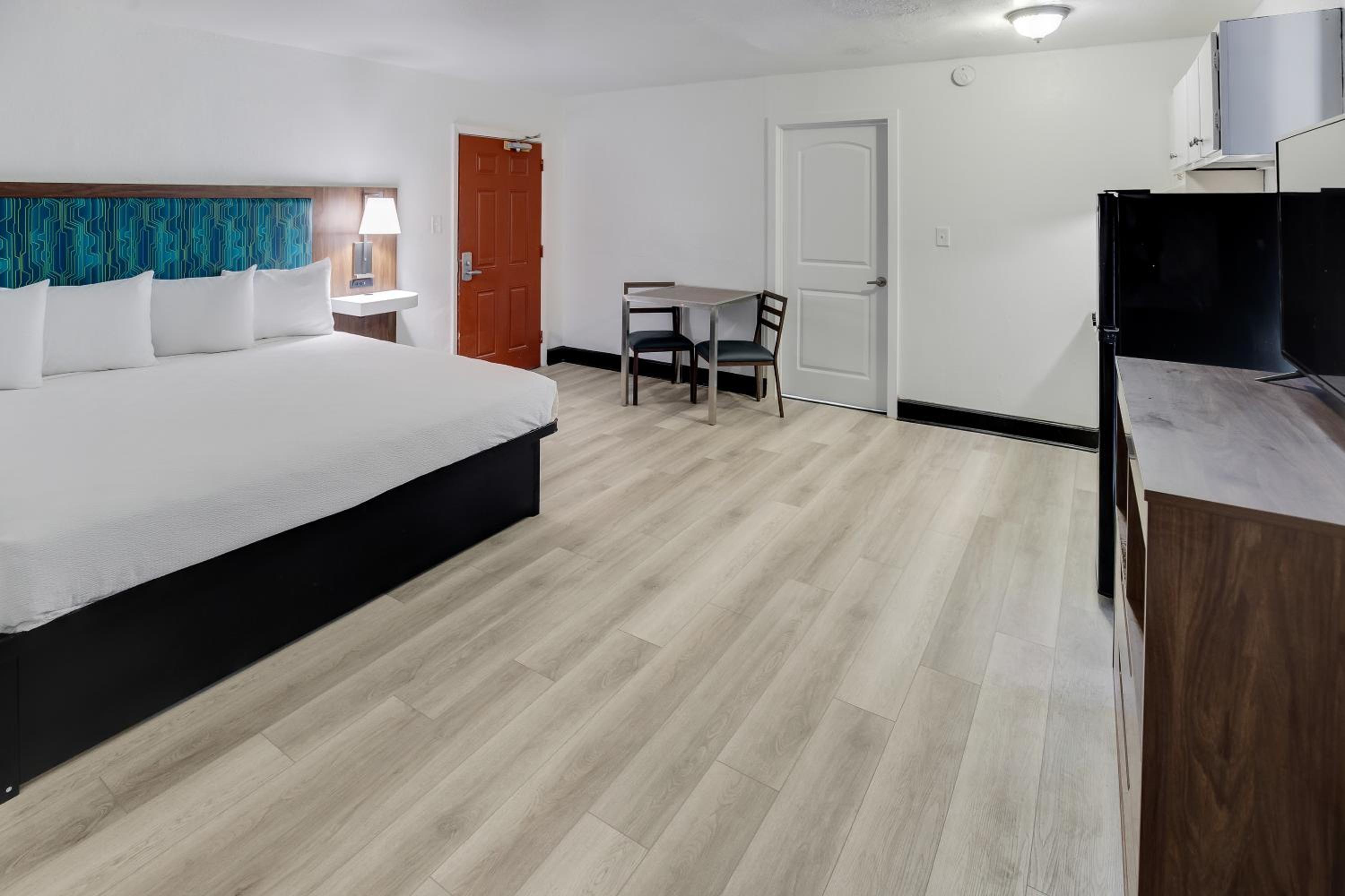  Two-Room Suite, two king beds, nonsmoking,kitchen, 1 room has a ocean view, side view, the second room has the kitchen with no view