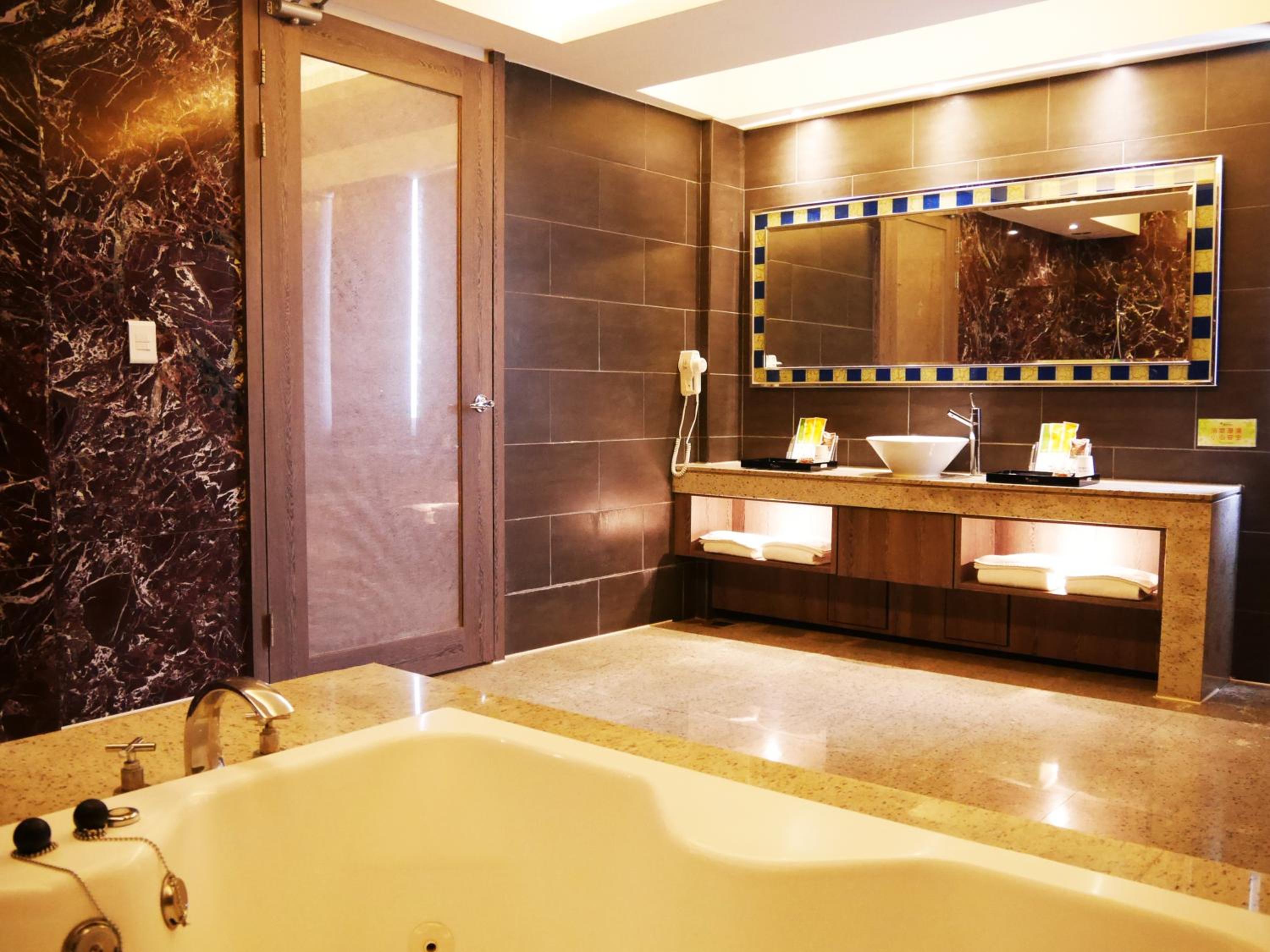 Business Quadruple Room - No Private Garage