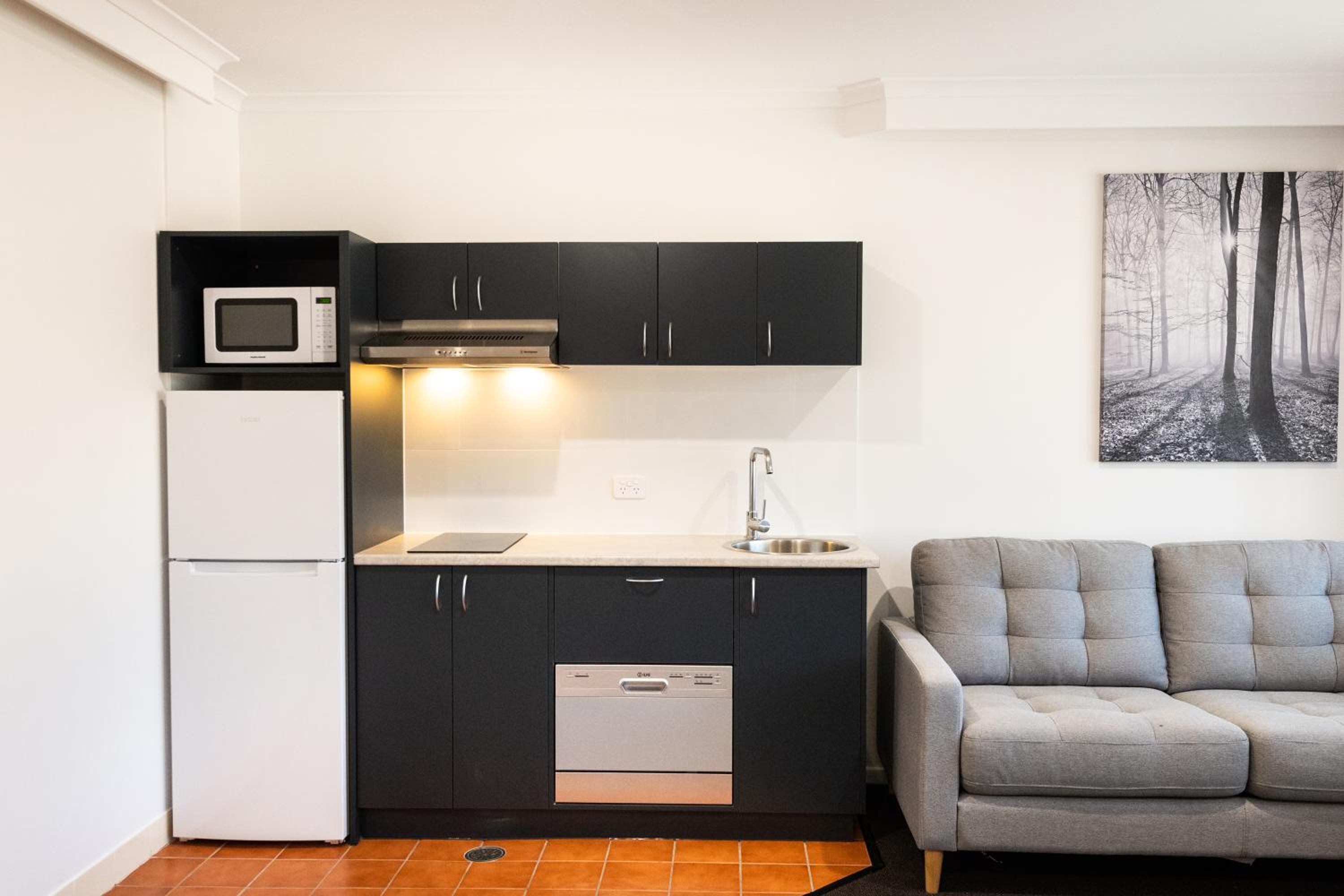 Queen Suite with Kitchen (No Pets)