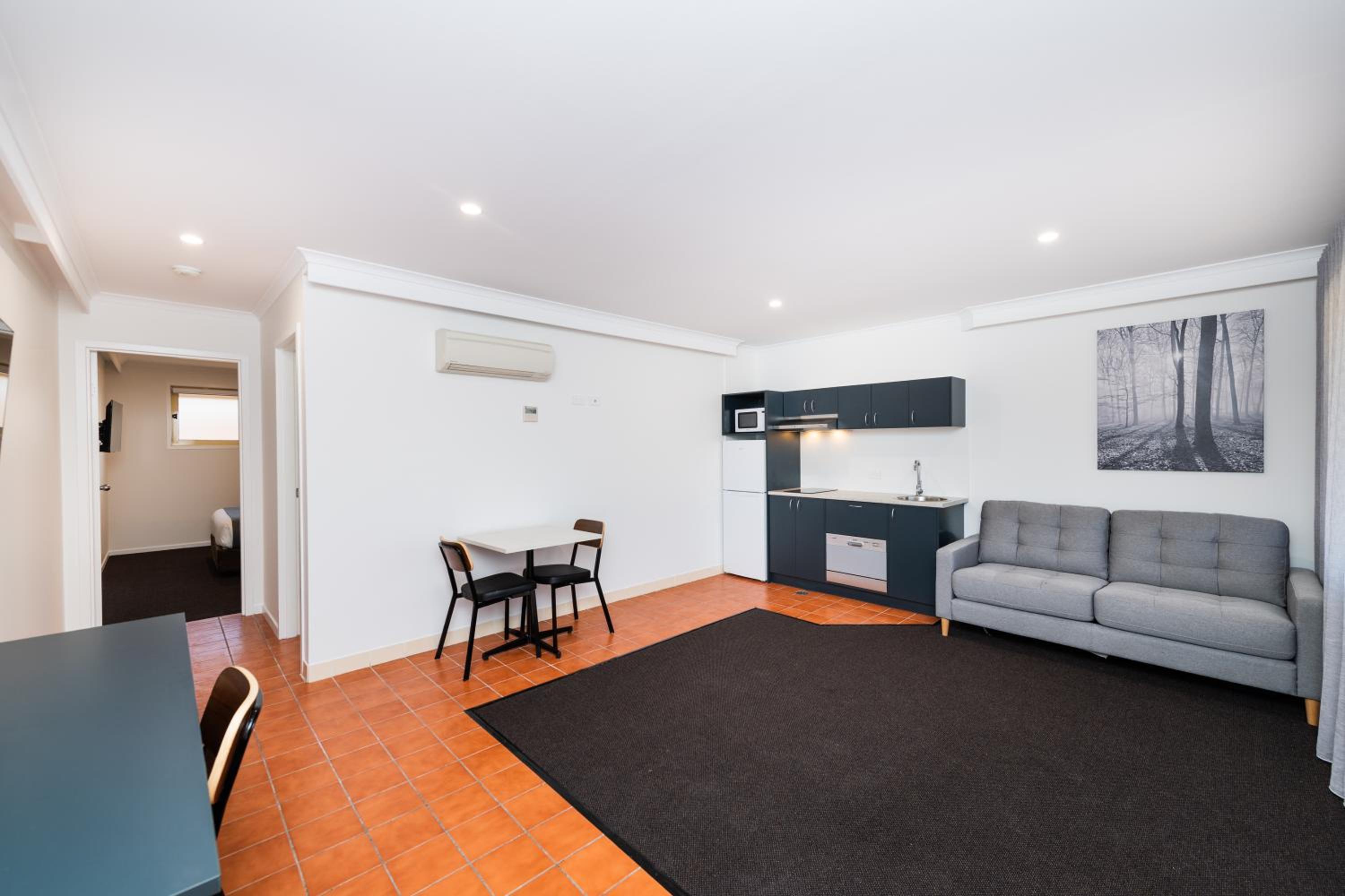 Queen Suite with Kitchen (No Pets)