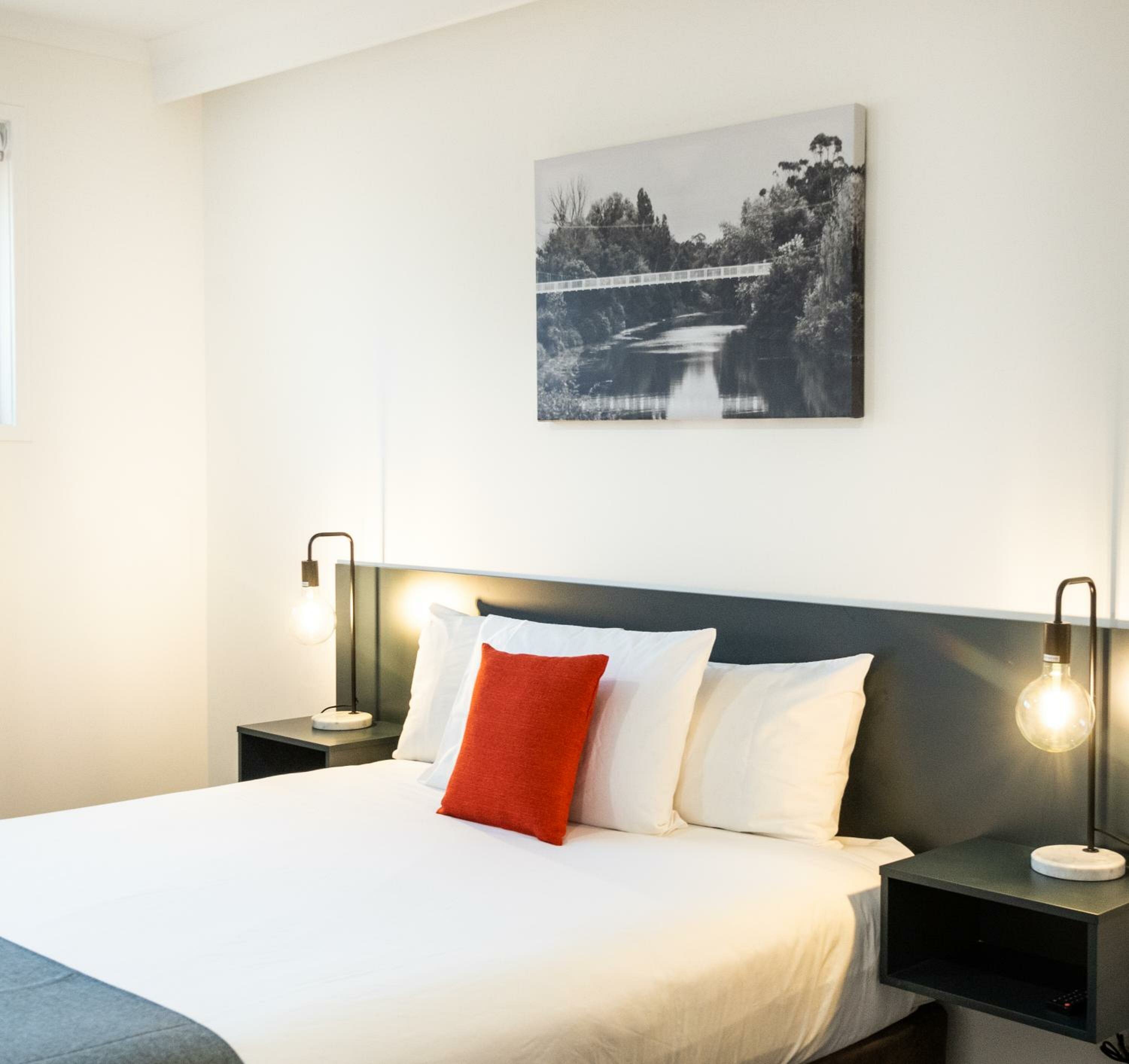 Queen Suite with Kitchen (No Pets)