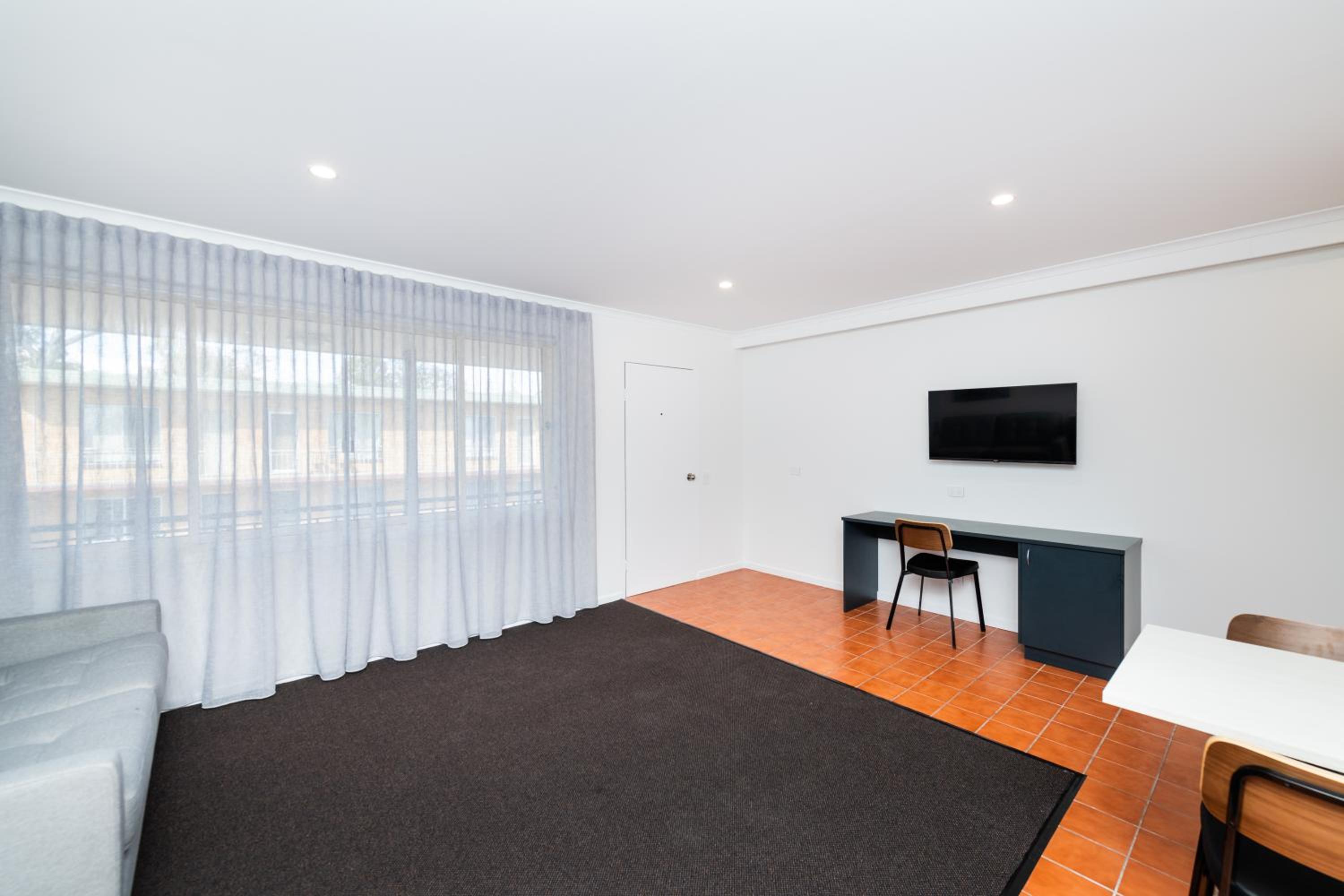 Queen Suite with Kitchen (No Pets)