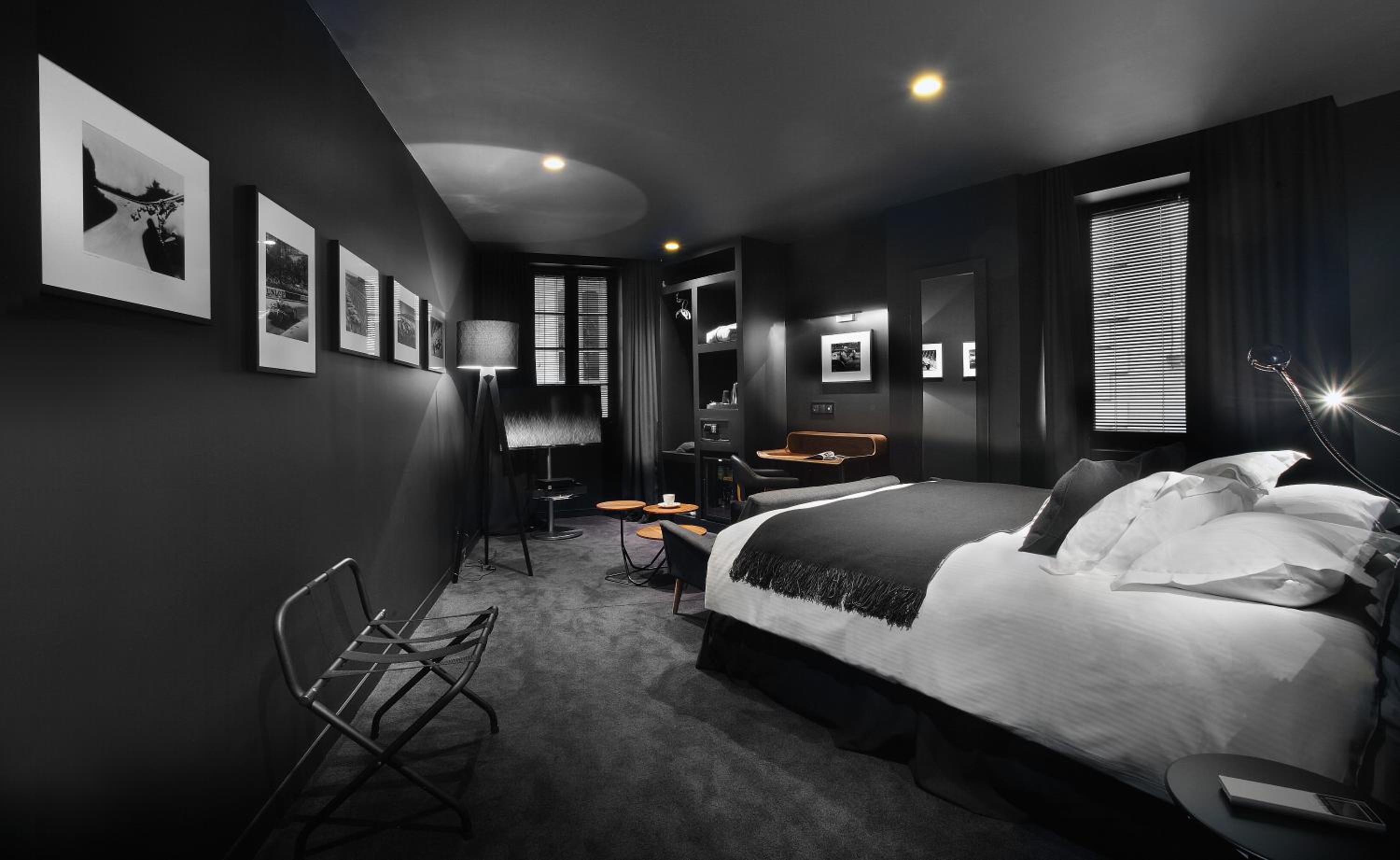 Black Infinite Room