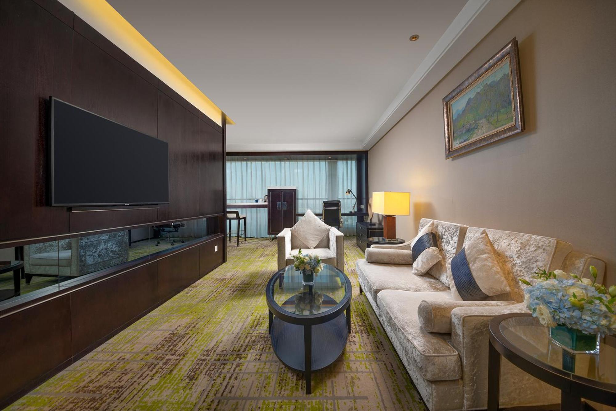 King Suite with Lounge Access - High Floor
