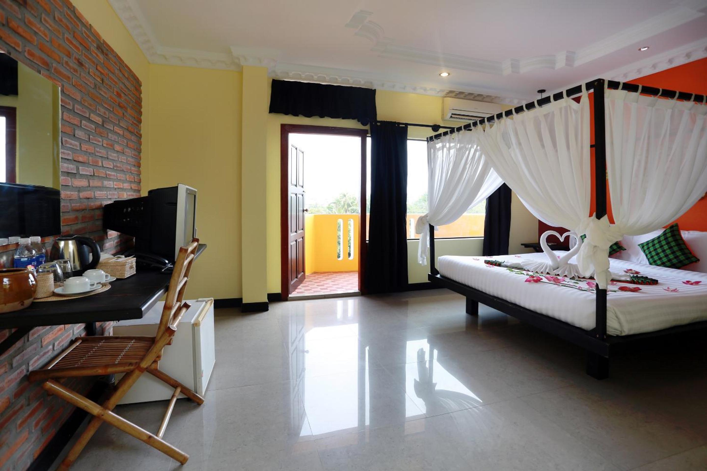 Deluxe Double Room with Balcony and Pool View @ Free Pickup