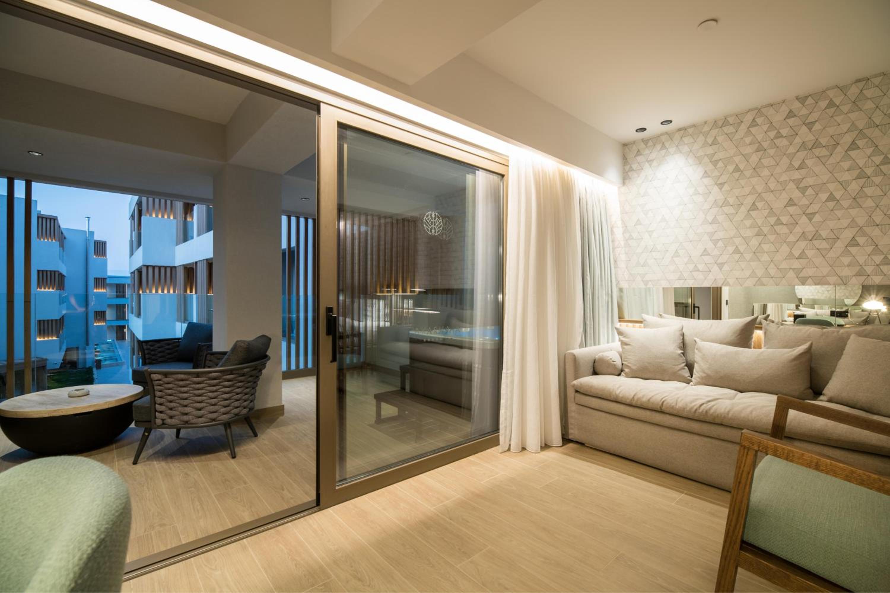 Azure Junior Suite Outdoor Hot Tub