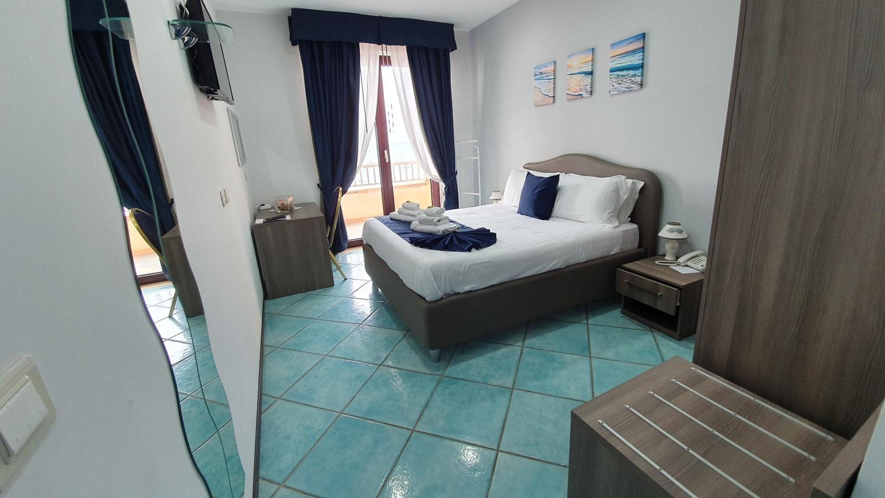 Double or Twin Room with Sea View