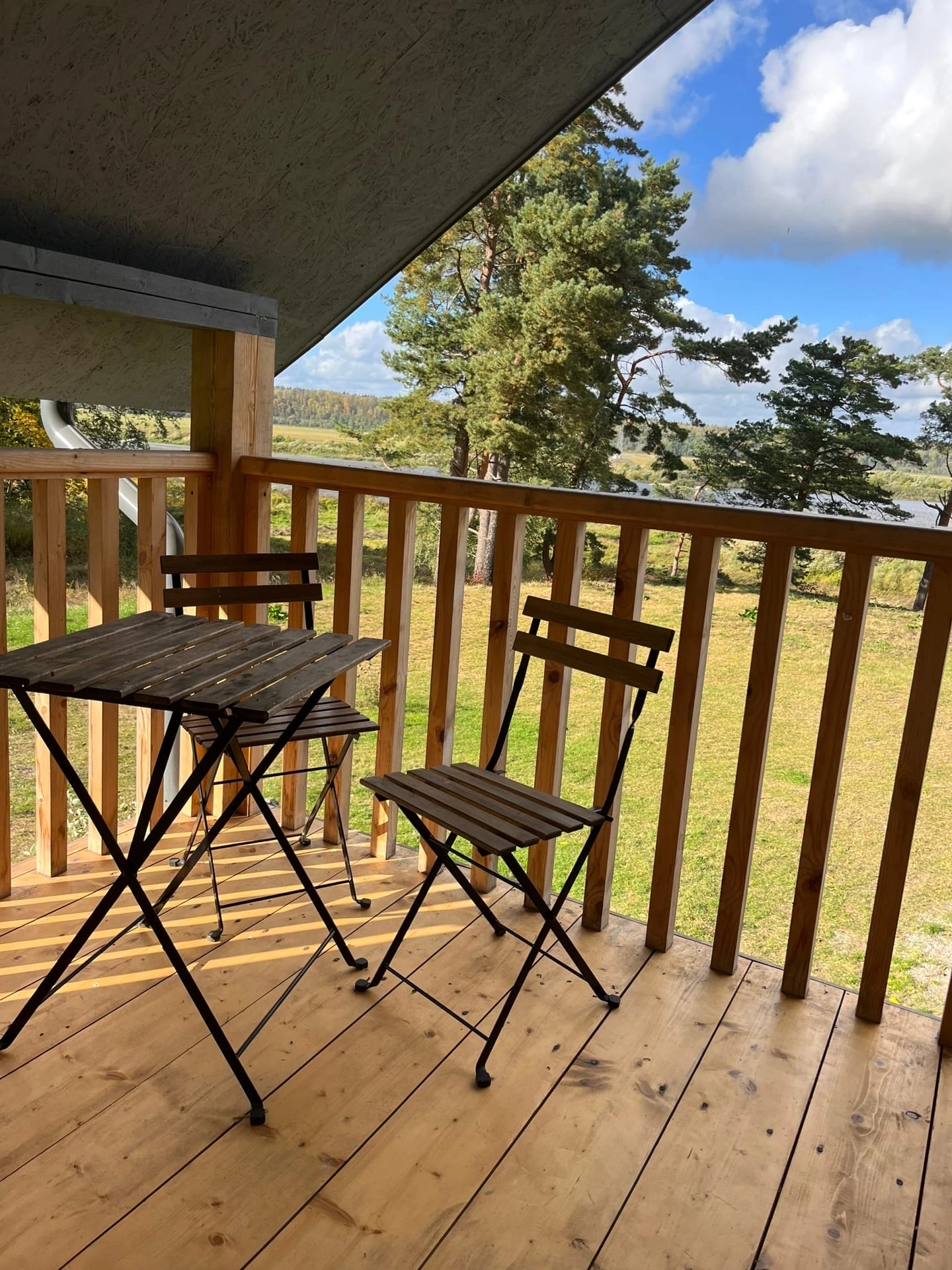 Двухэтажный дом с видом на реку