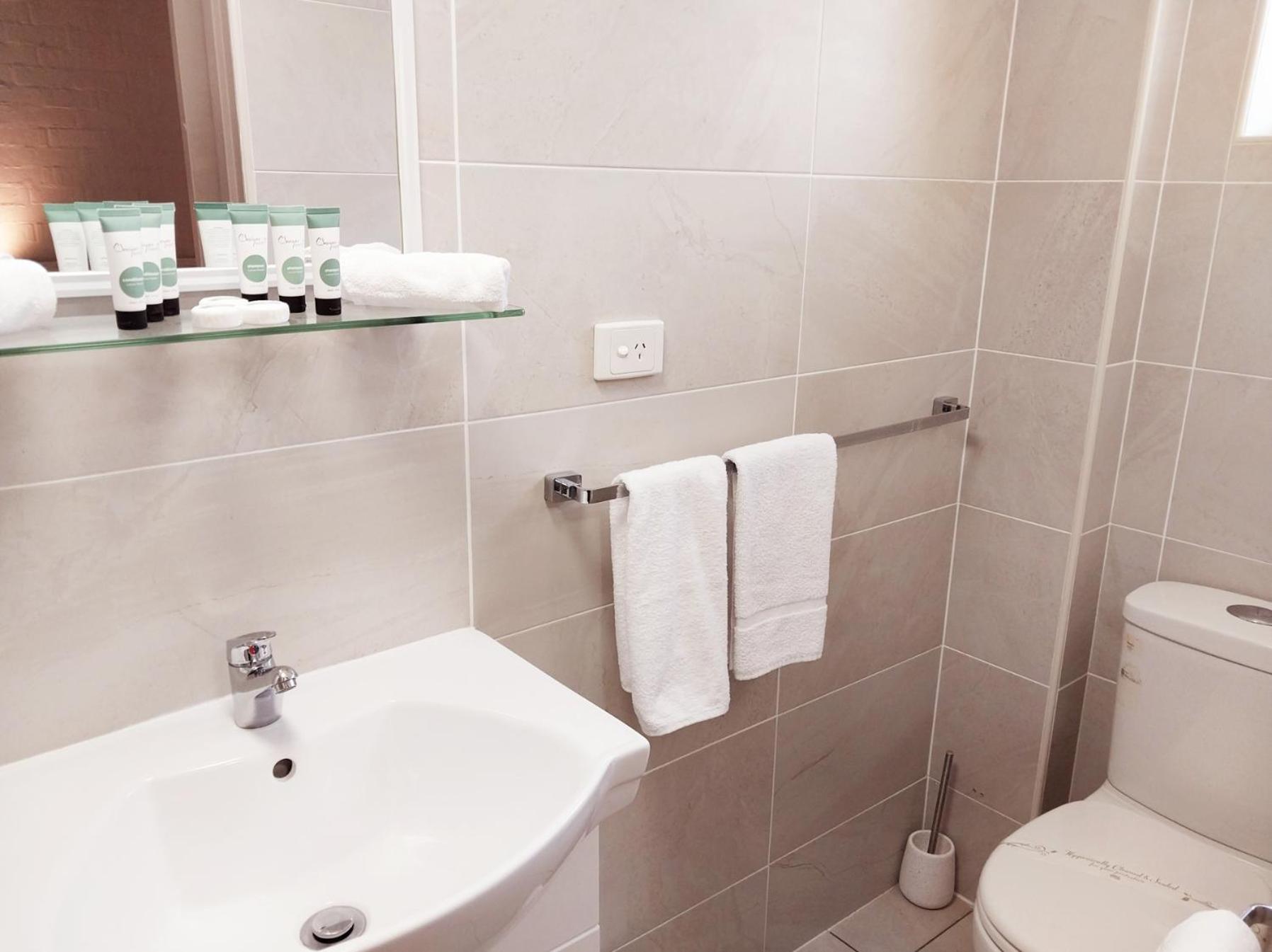 Queen Suite and 2 Singles- Pet Friendly