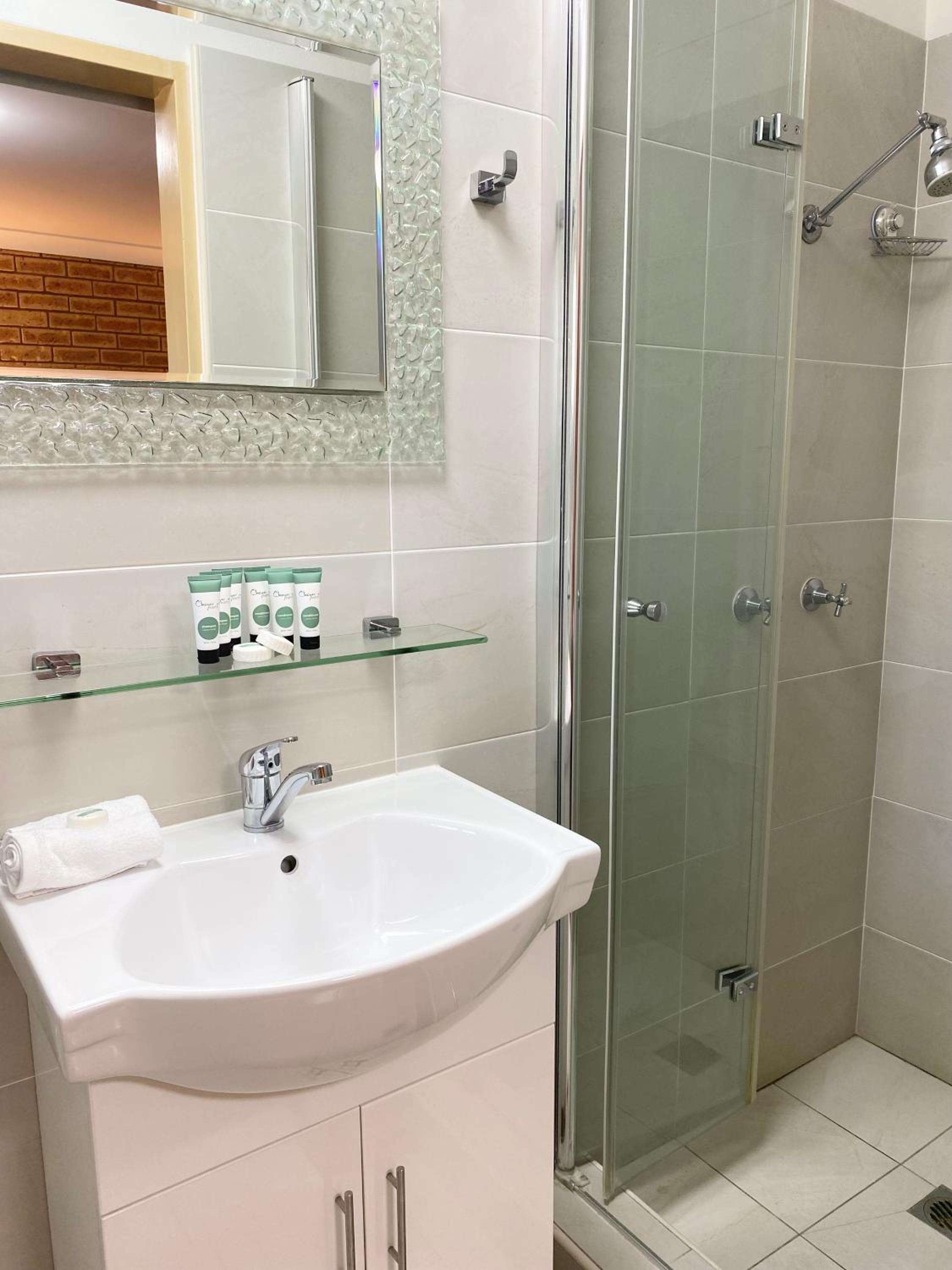 Queen Suite and 2 Singles (Non Pet-Friendly)