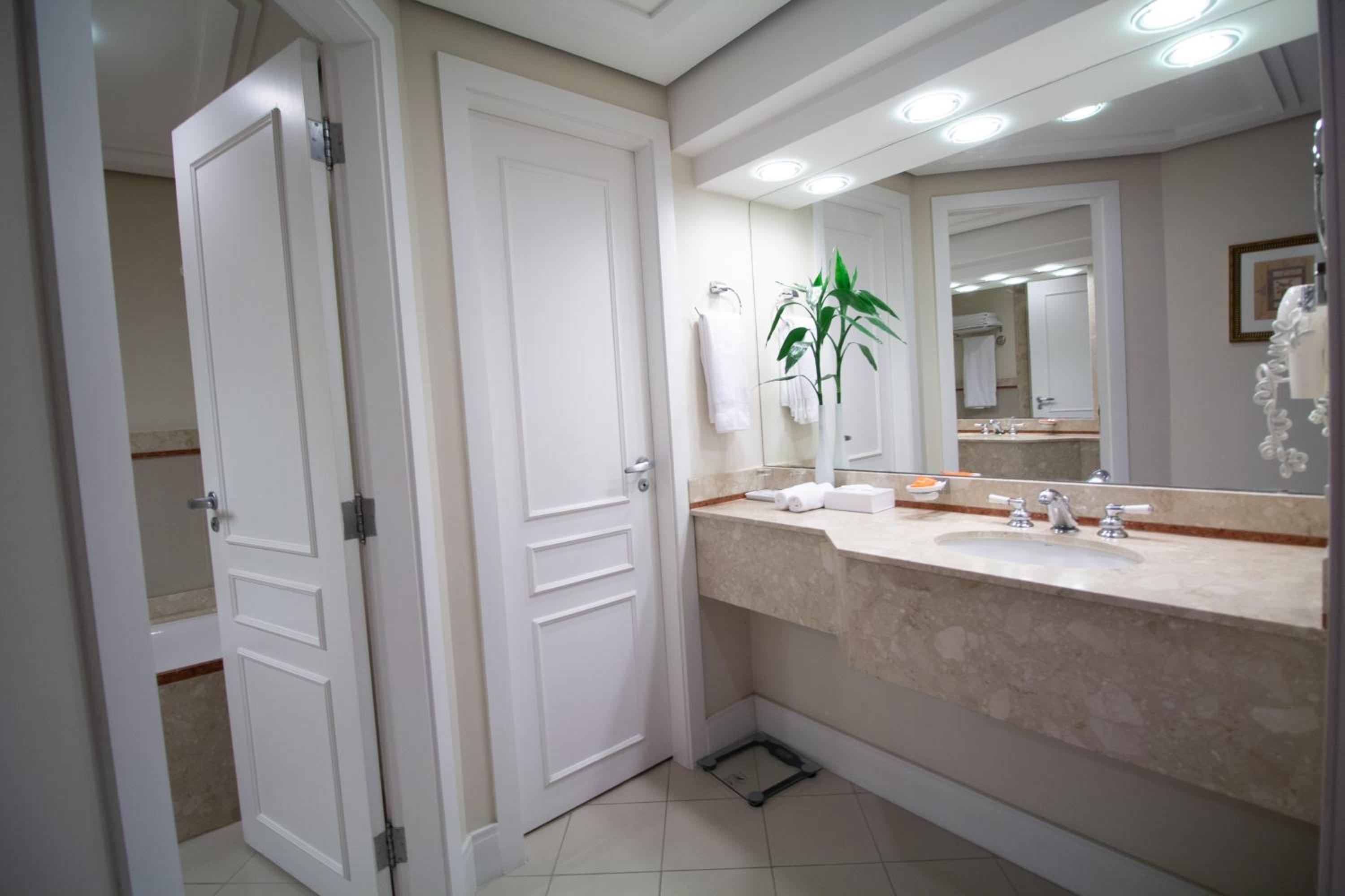 Super Deluxe Family Room