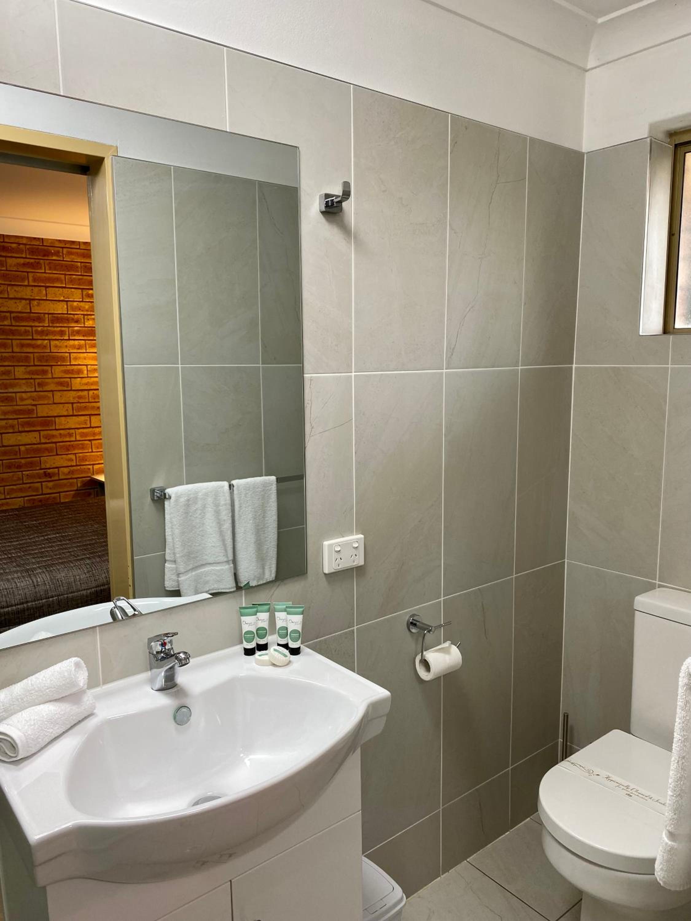 Queen Room (Non Pet-Friendly) - Upstairs only