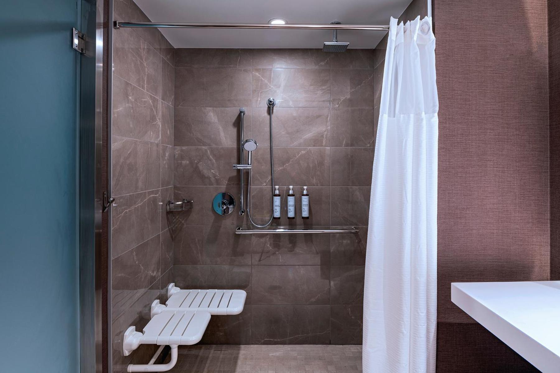 Extended Deluxe King Room, Deluxe Guest room (Mobility Accessible w/ Tub)