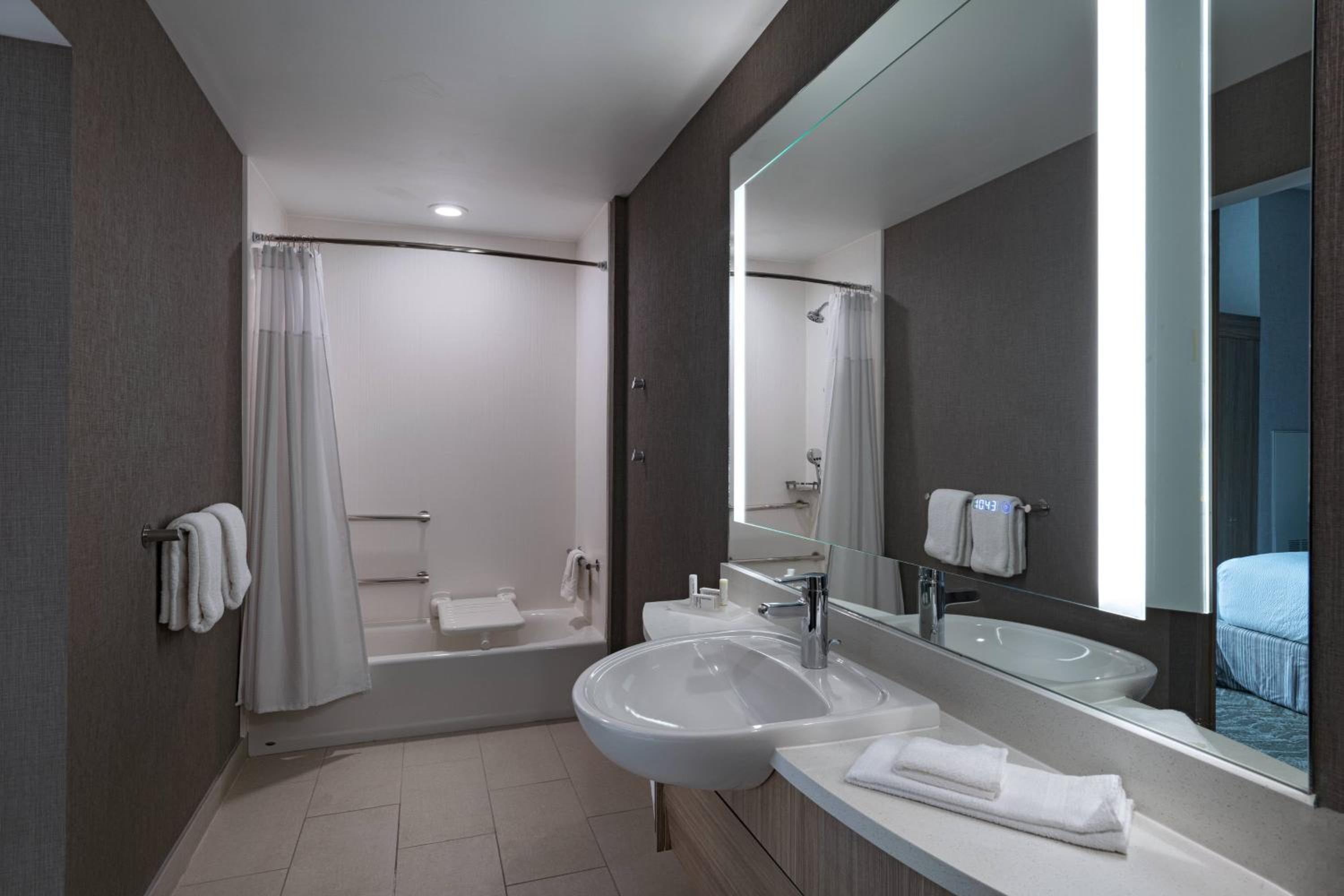 1 Bedroom Suite, 1 King, Trundle bed, City view, Balcony