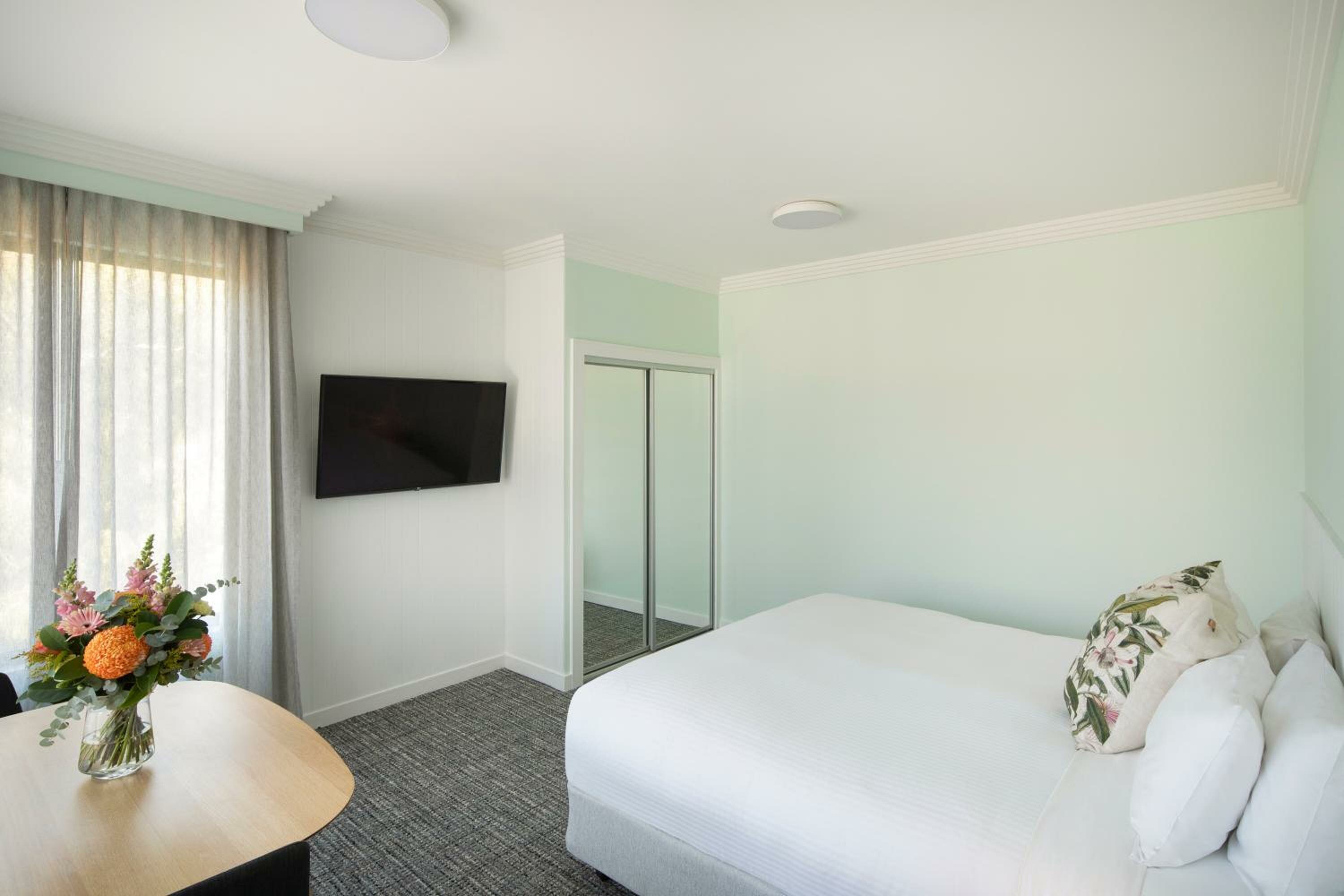 Accessible Superior Room with One King Bed