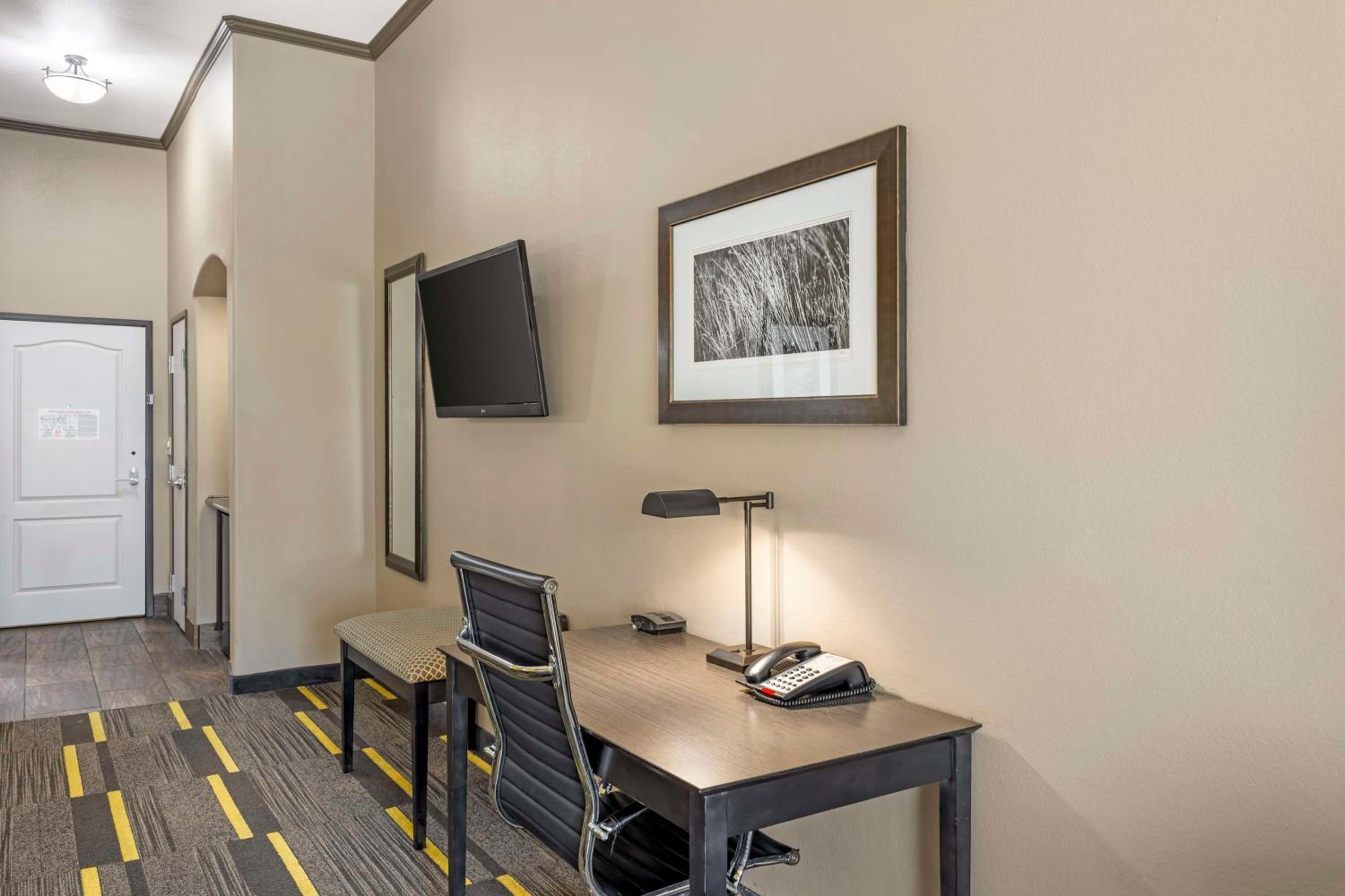 Queen Suite with Two Queen Beds and Sofa Bed - Non-Smoking