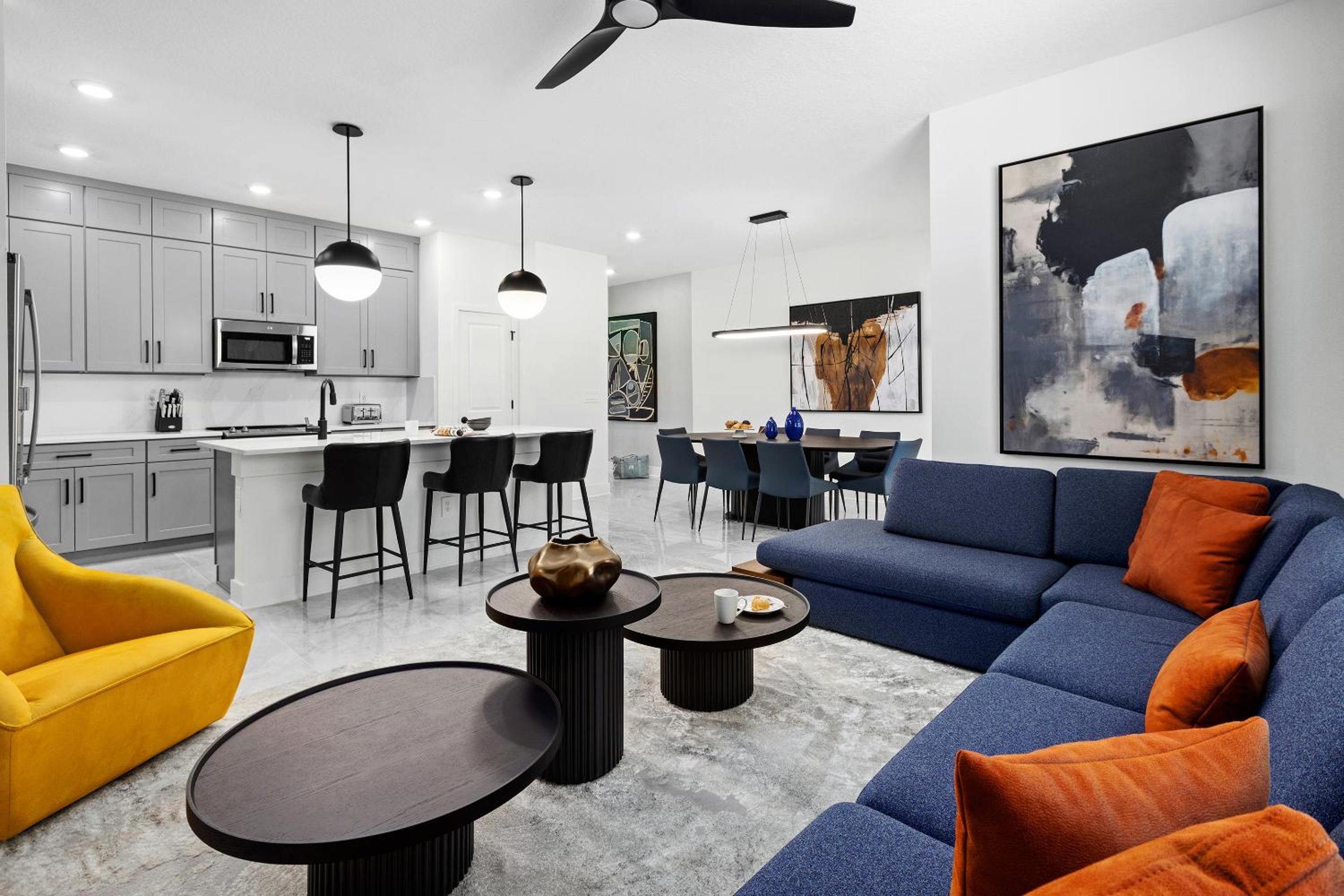 4 Bedroom Townhome with Private Pool & Kitchen