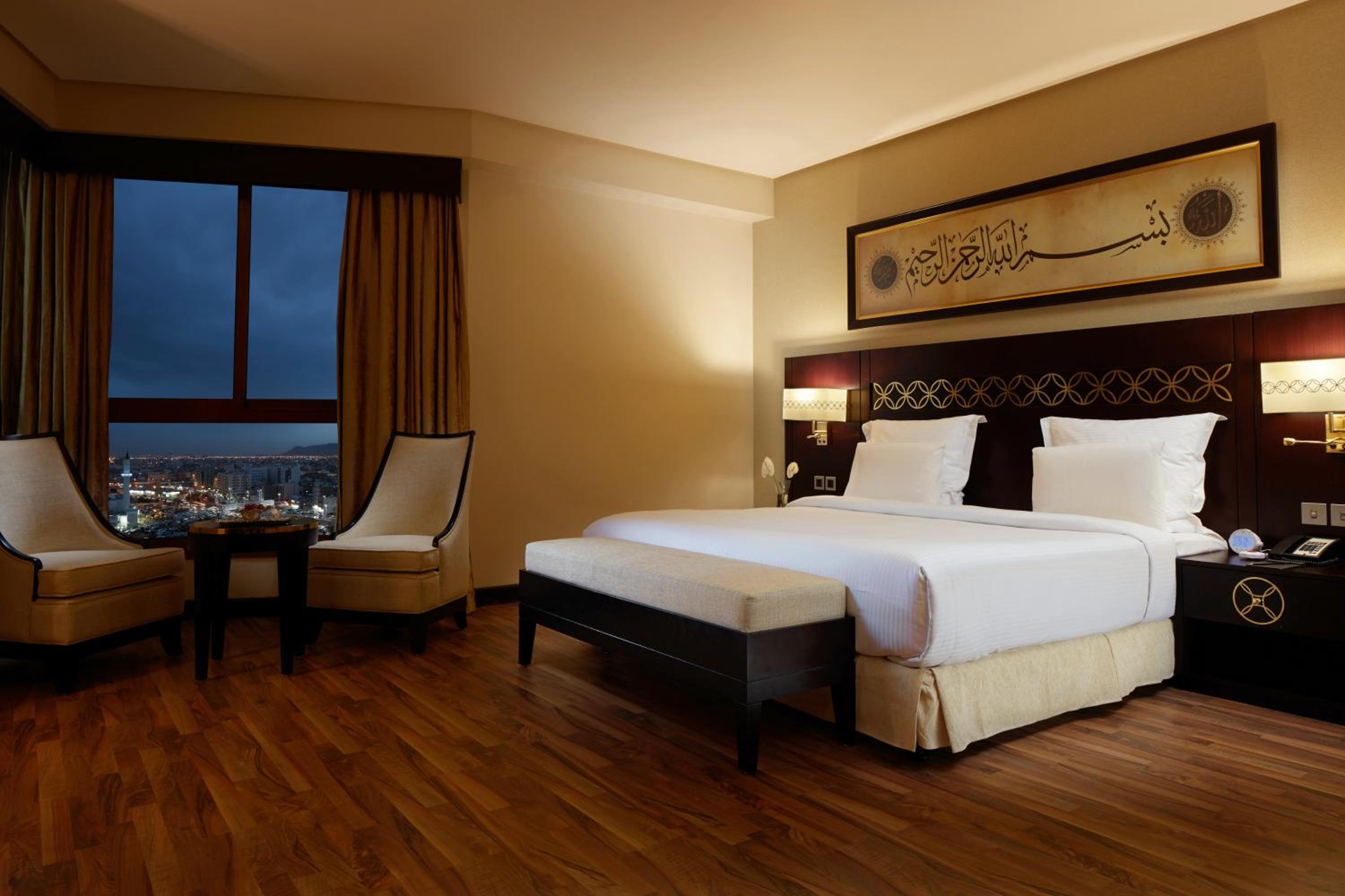 Superior King Room with City View