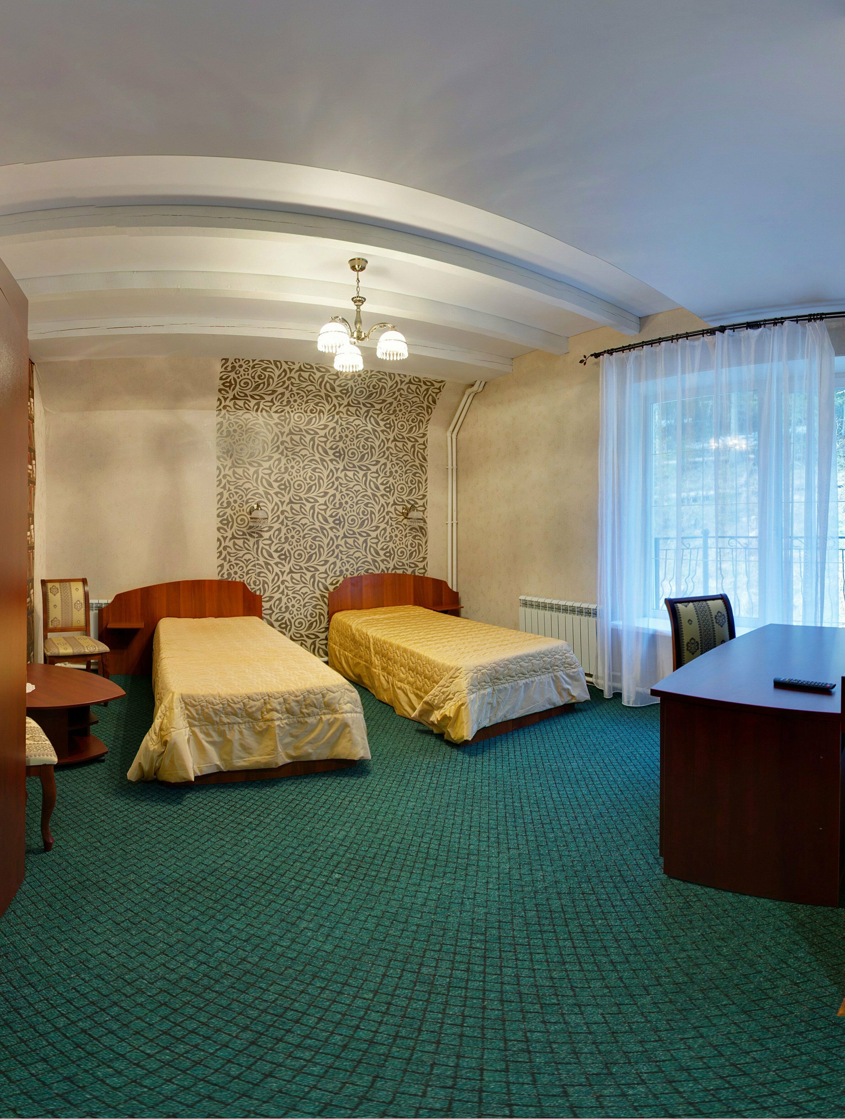 Стандартный двухместный номер с 2 отдельными кроватями и общей ванной комнатой