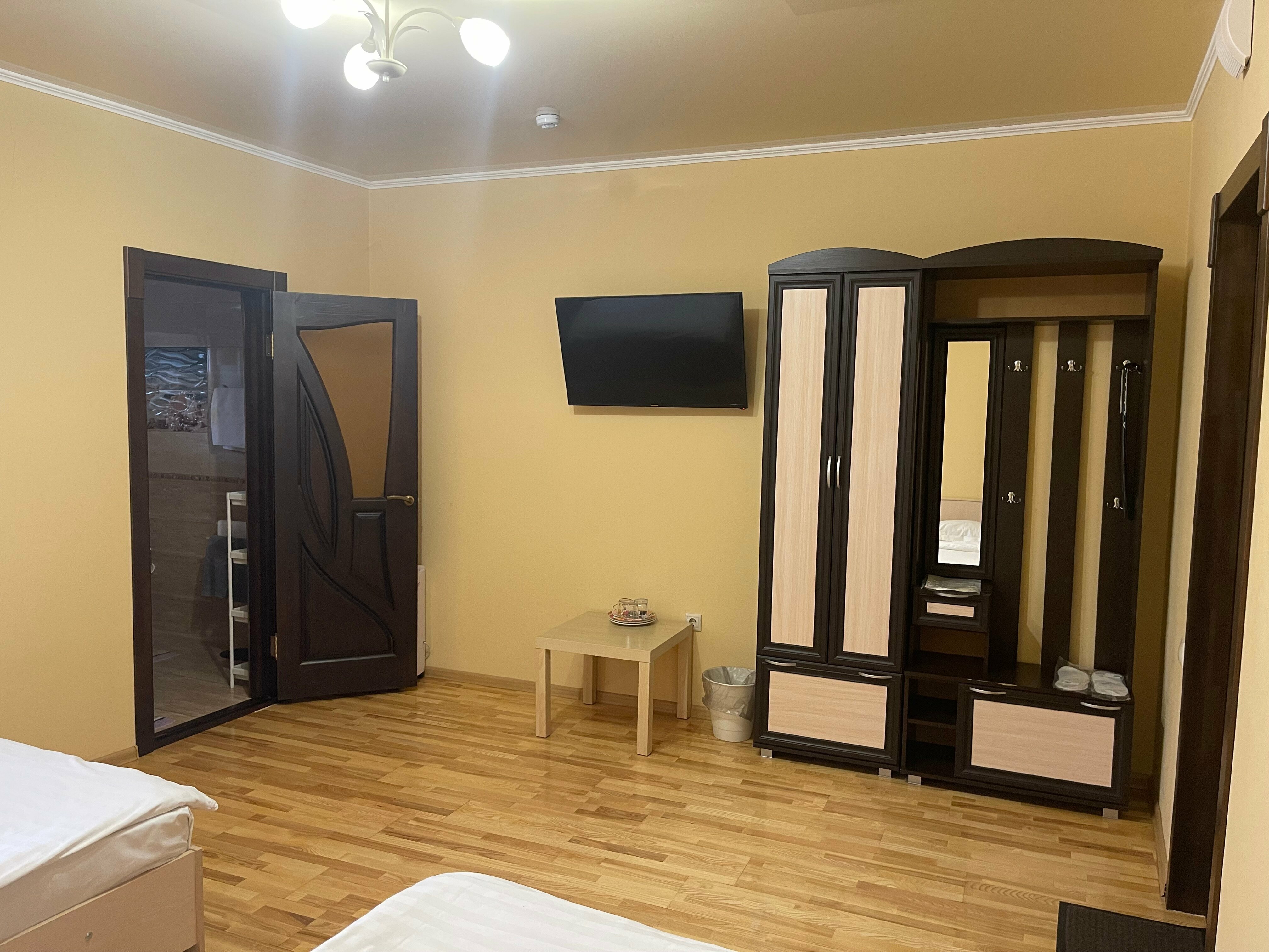 Двухместный номер с 2 отдельными кроватями и общей ванной комнатой