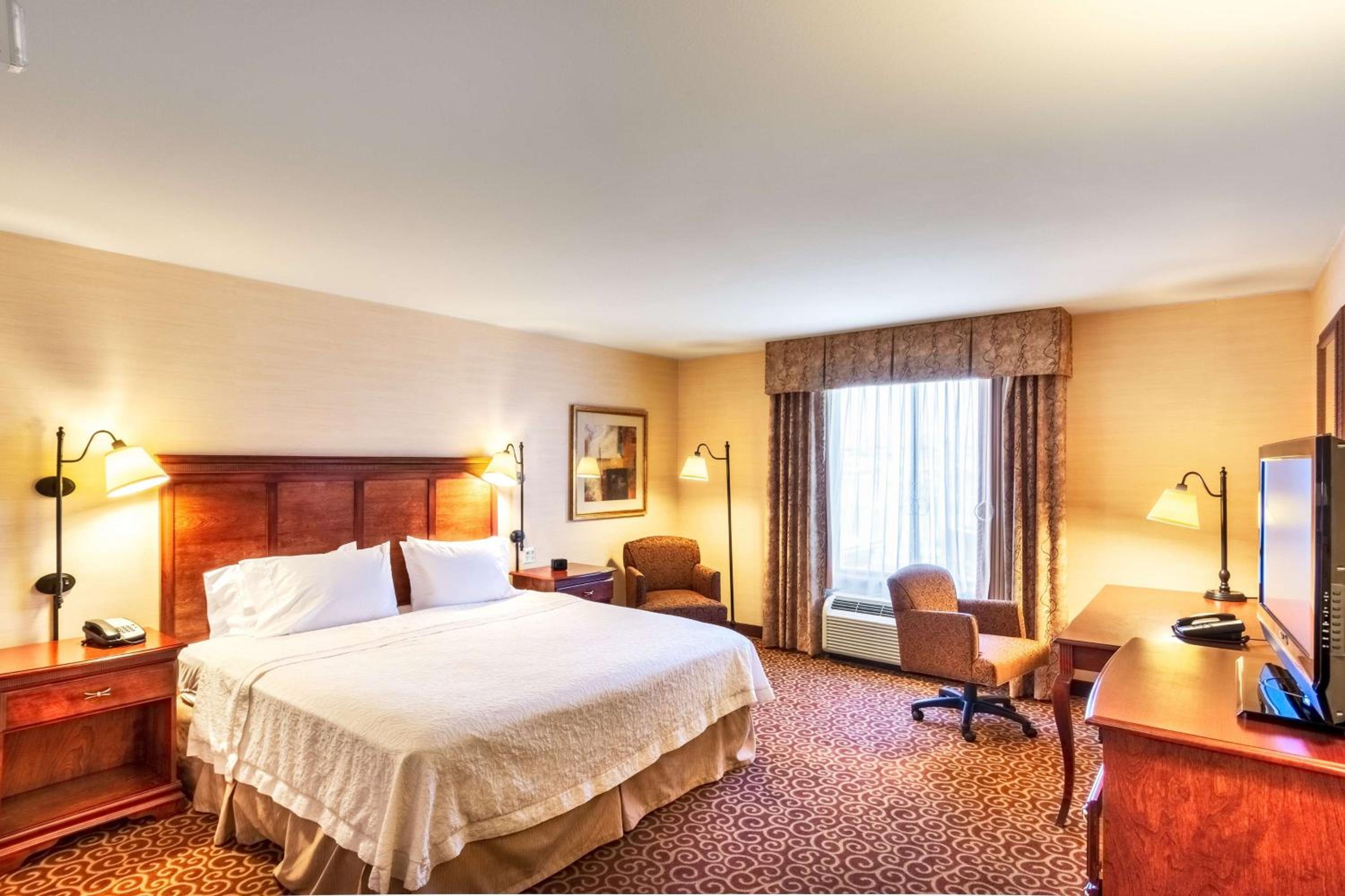 King Room with Accessible Tub - Mobility and Hearing Access/Non-Smoking