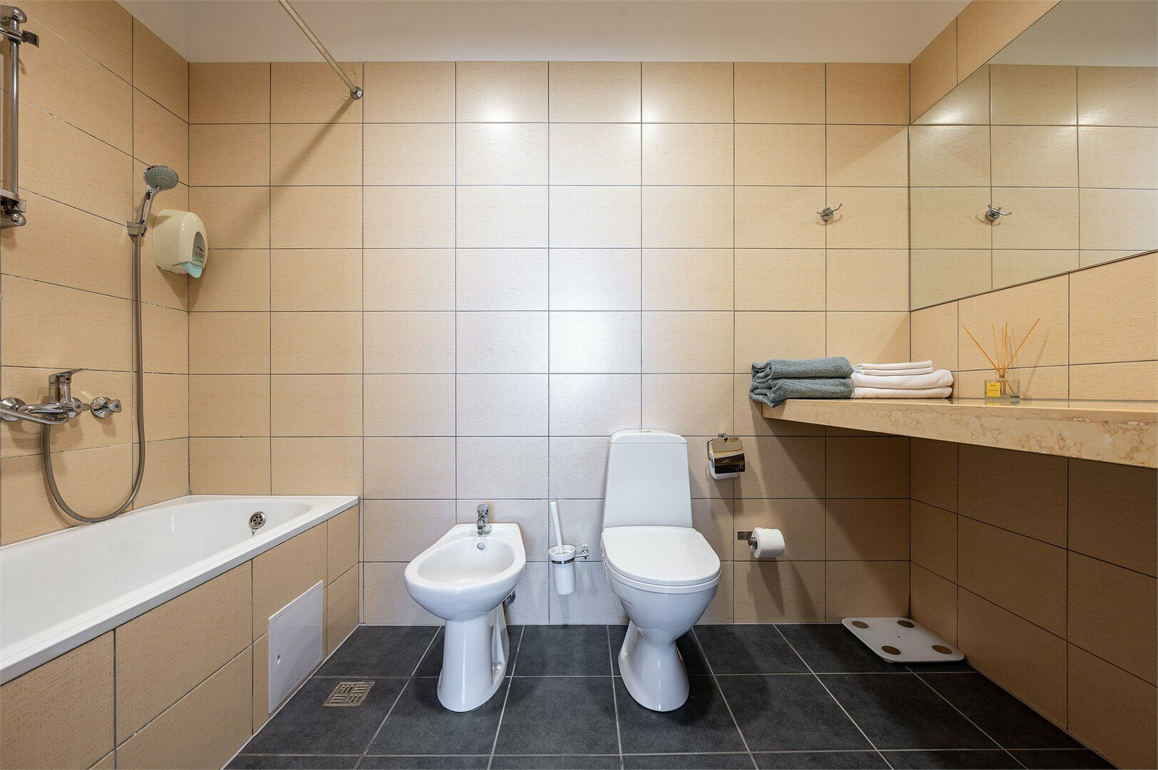 Трехкомнатные улучшенные апартаменты с двумя спальнями (7 этаж)