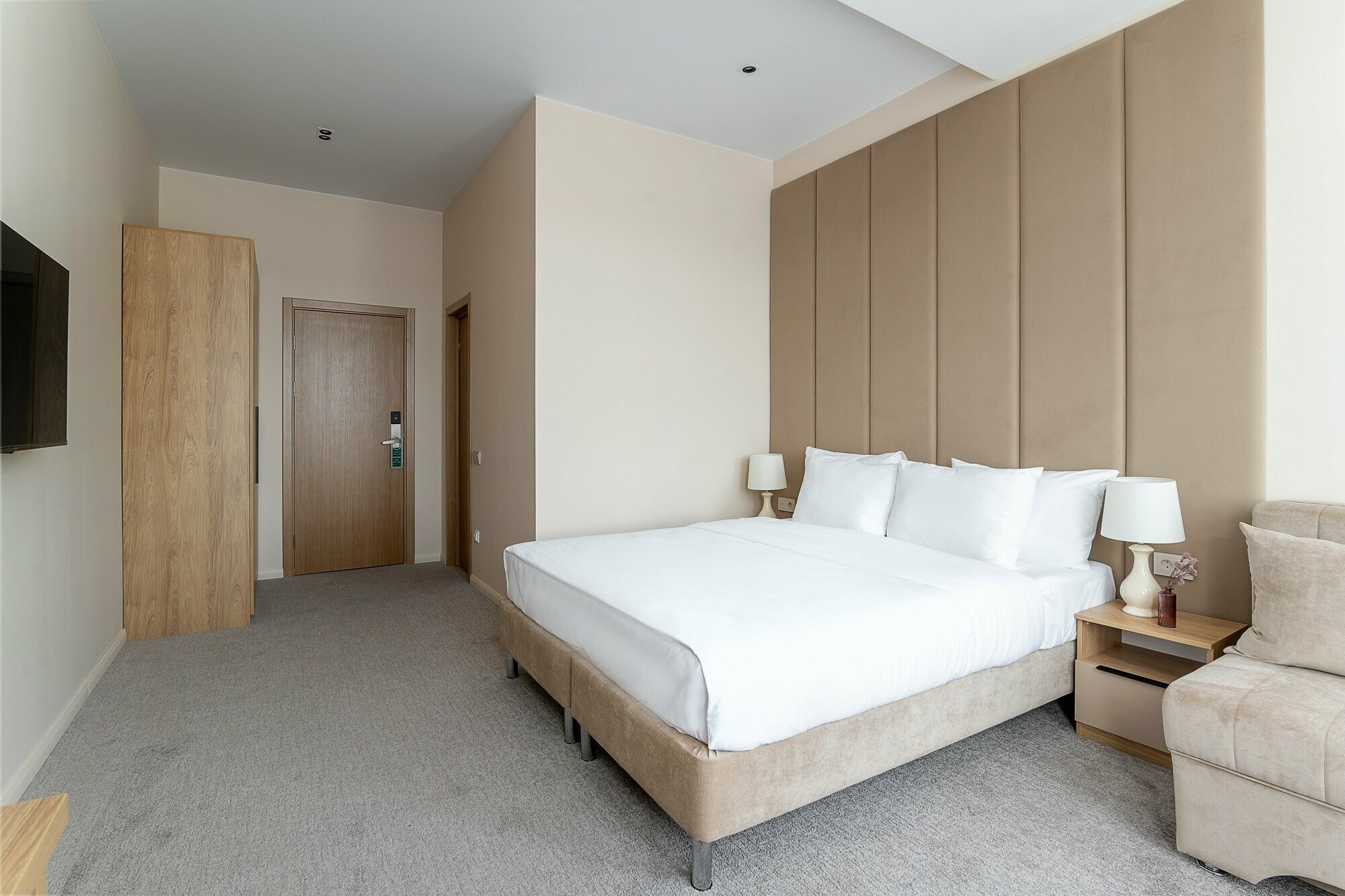 Трехместный номер с частичным видом на море