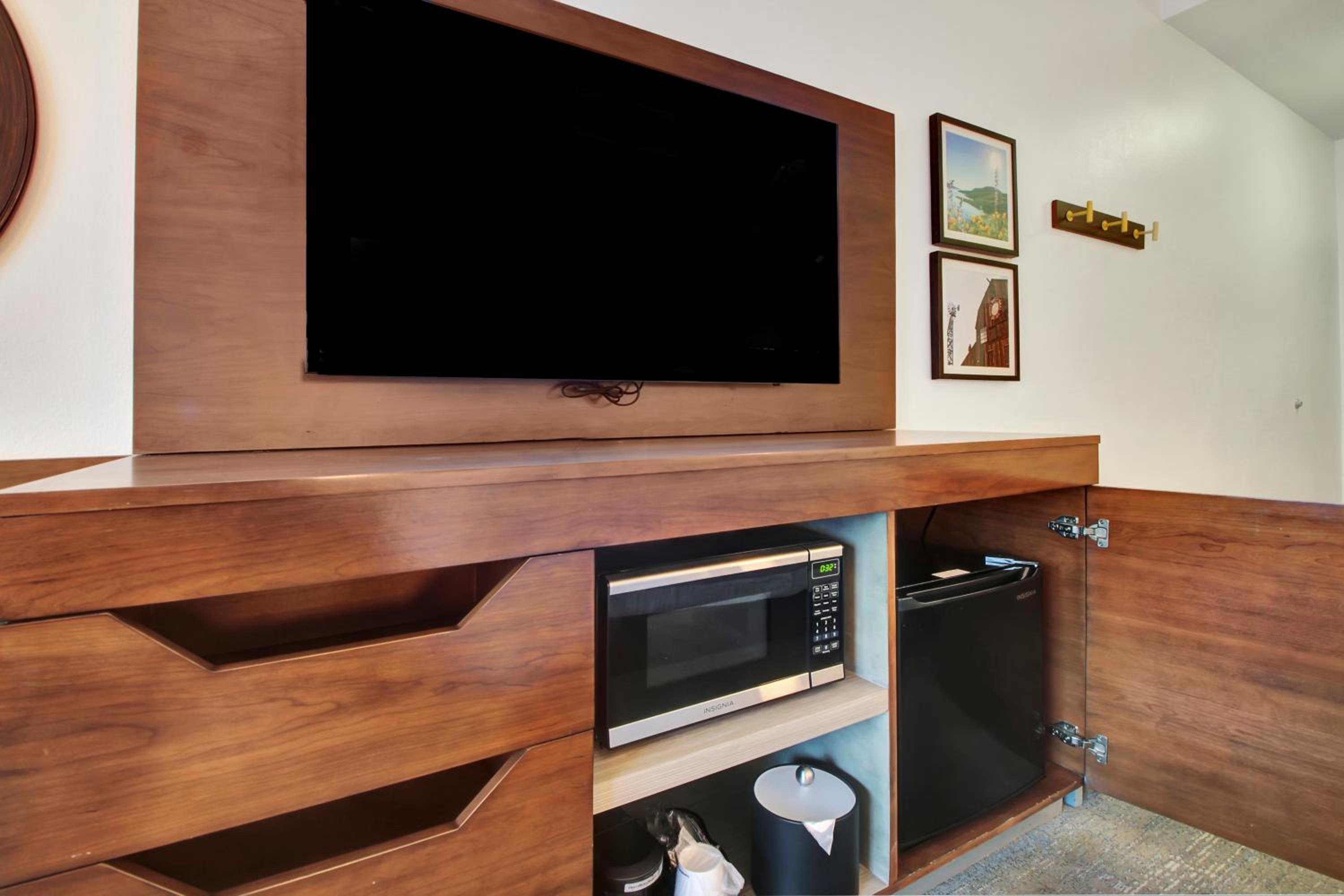 King Room with King Bed - Non-Smoking