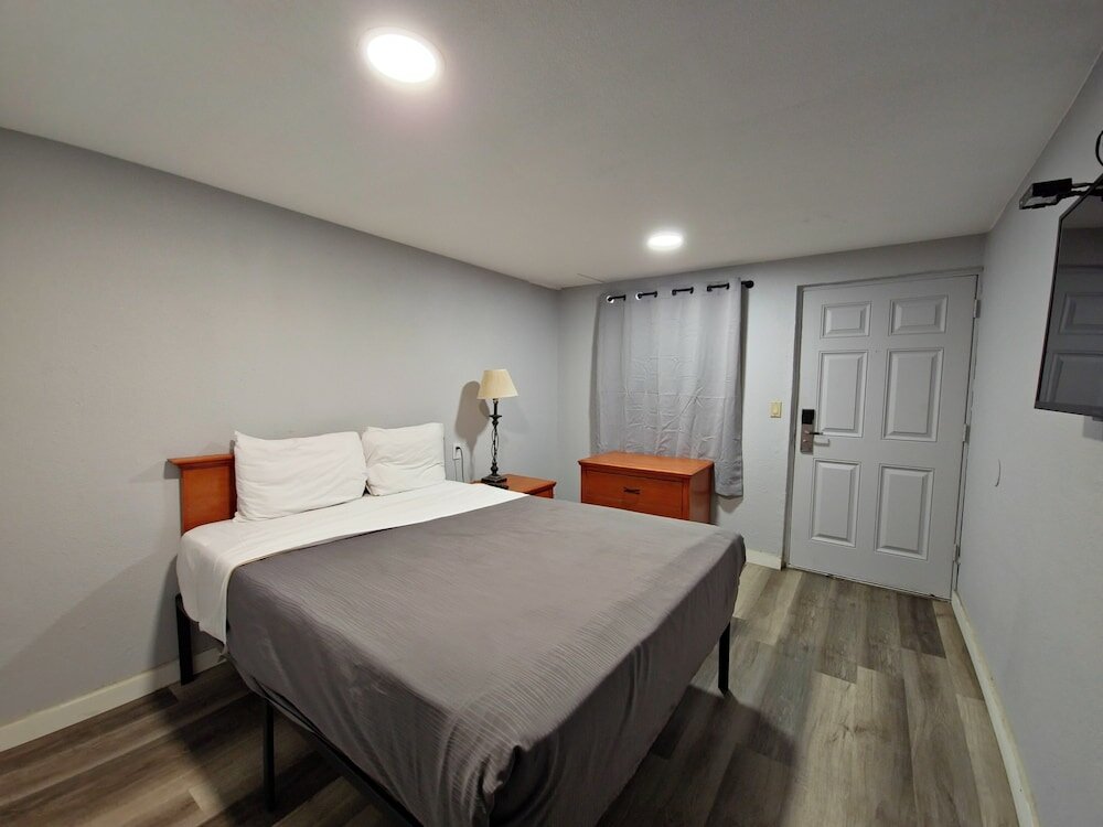 Standard Room, 1 Queen Bed