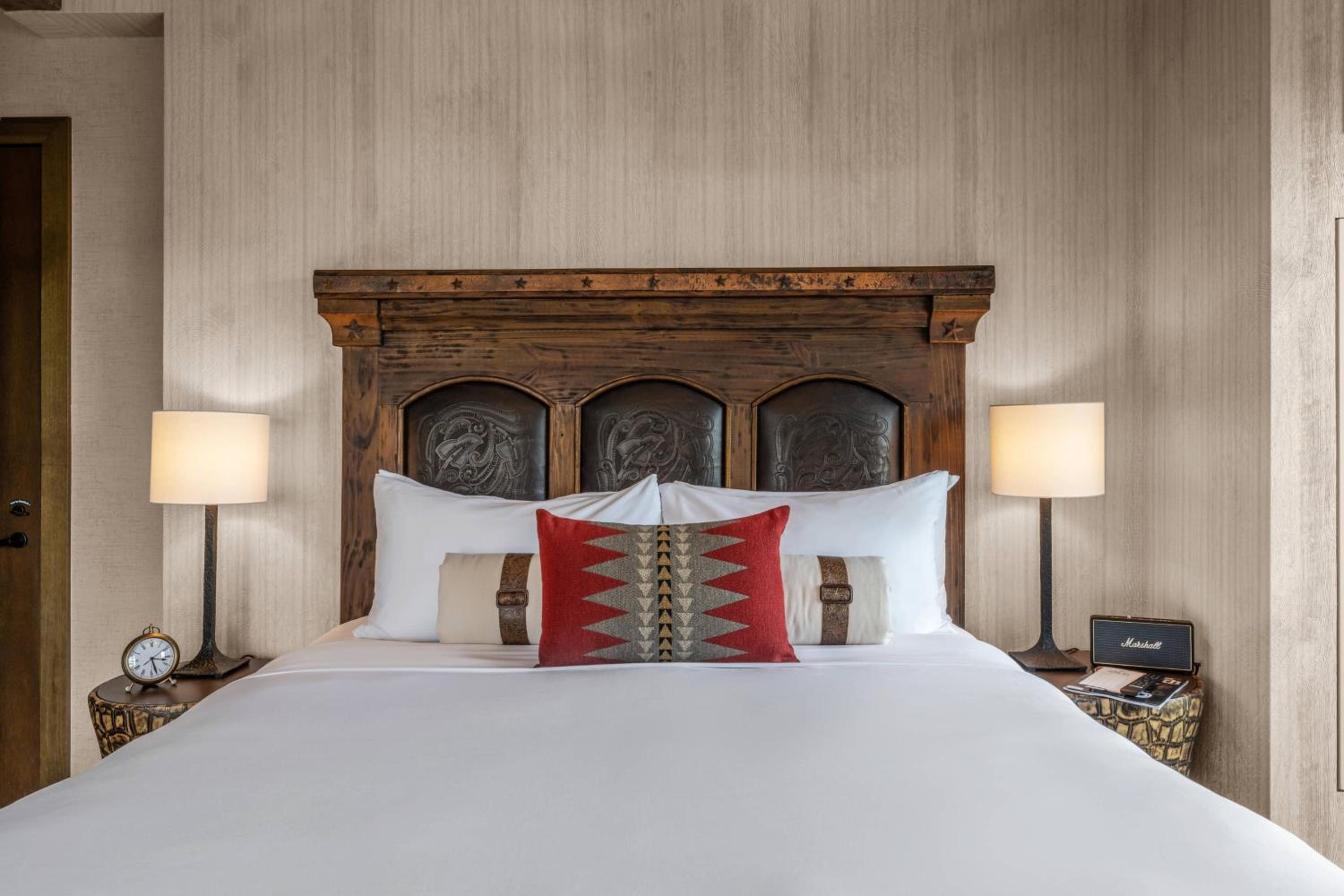 Deluxe King Room with Roll-in Shower - Mobility Accessible