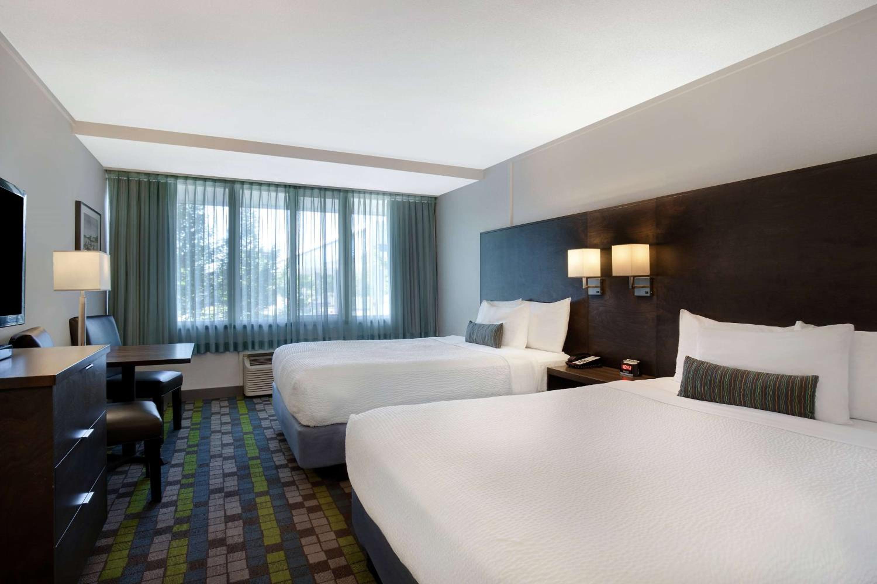 Studio with Two Queen Beds - Non-Smoking