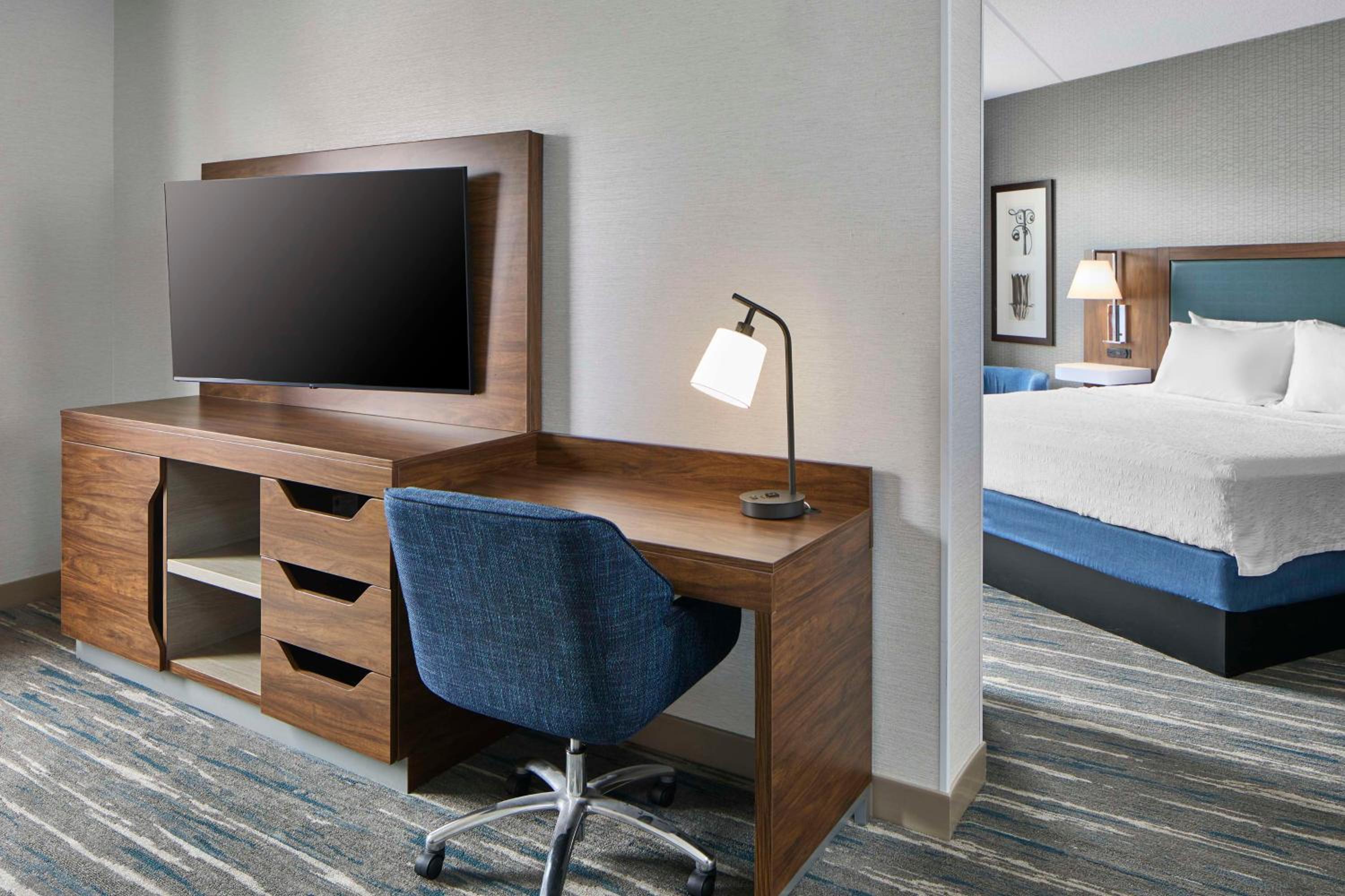 Deluxe King Suite Sofa Bed and Dining Area