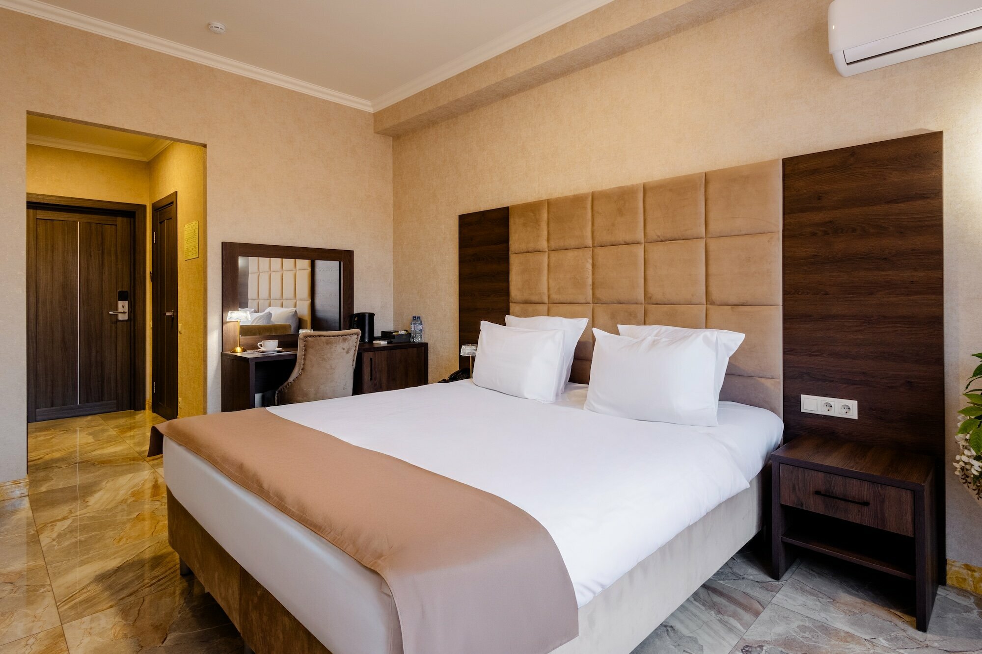 Улучшенный стандарт с одной двуспальной или двумя односпальными кроватями и балконом