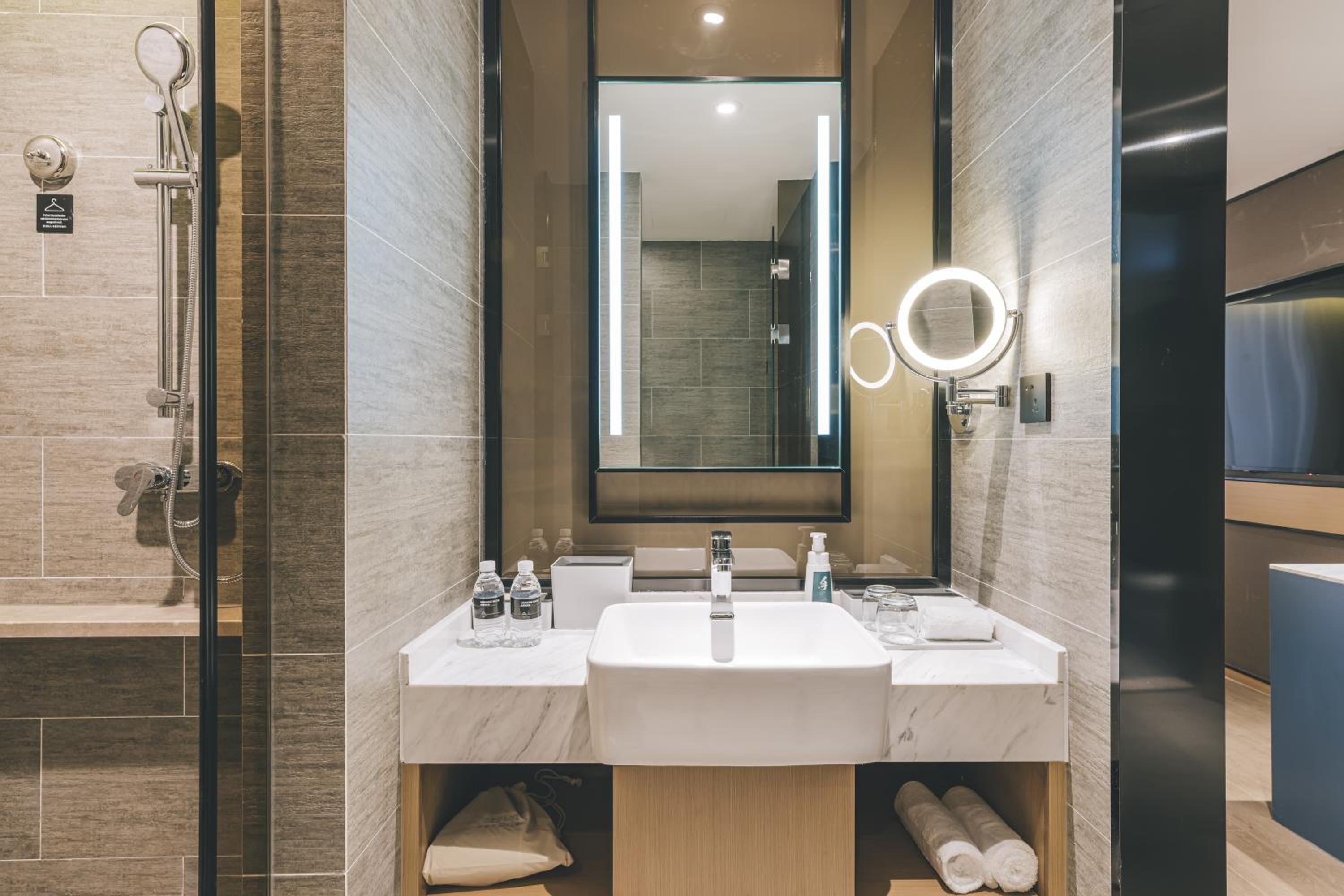 Superior Twin Room(Free Night Snacks+ Free Mini Bar)