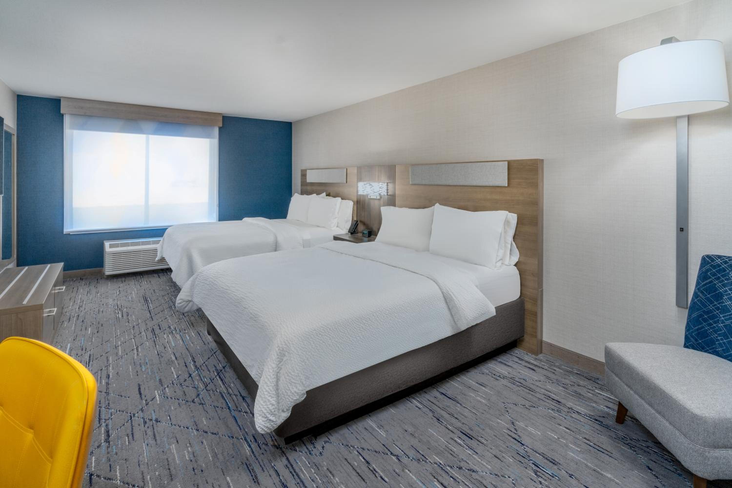 Standard Queen Room with Two Queen Beds and Tub - Mobility/Communications Accessible