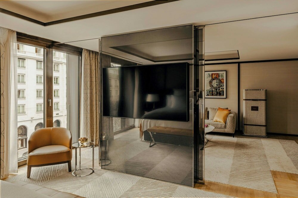 Deluxe Suite, City View