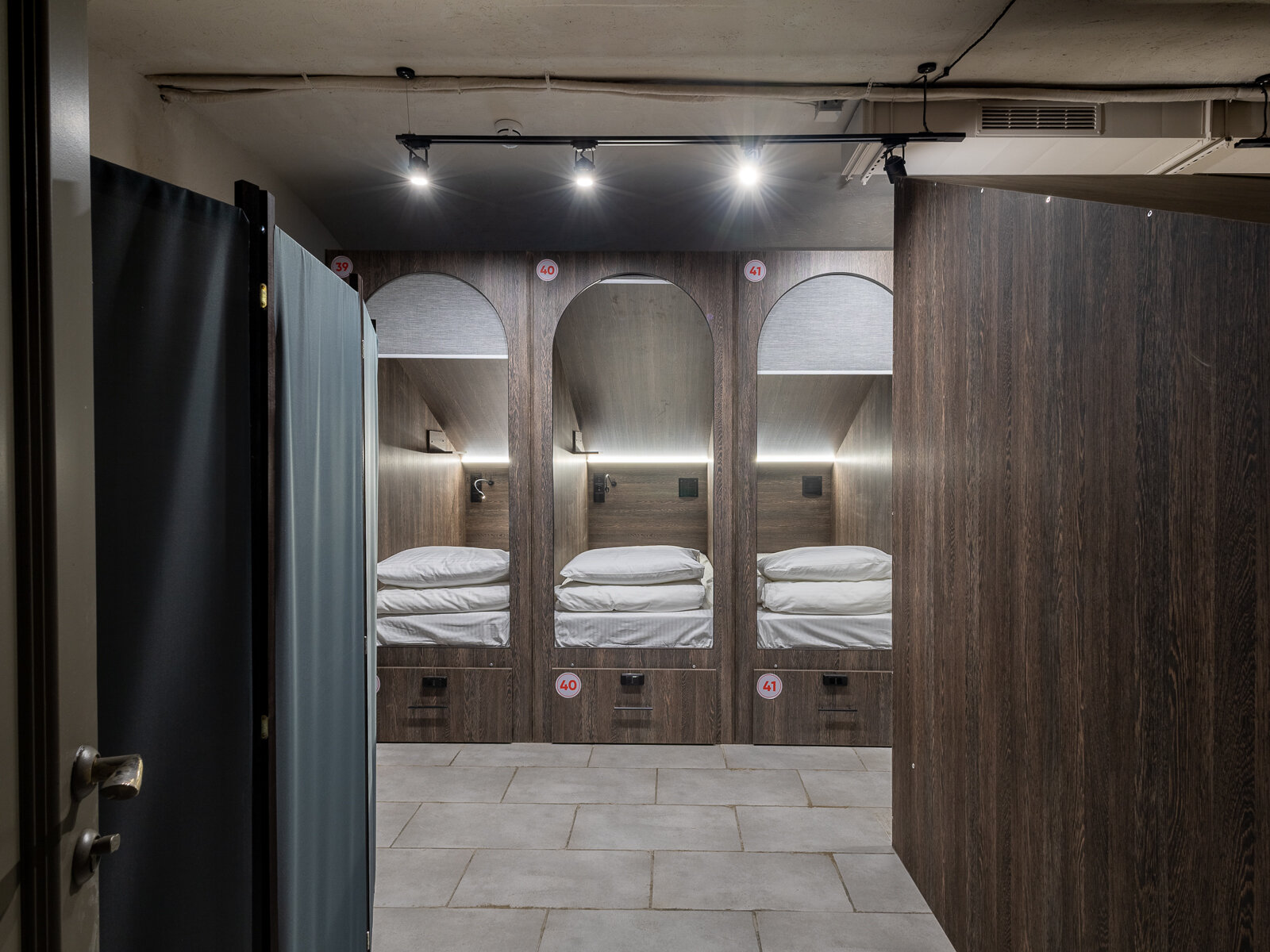 Кровать в общем номере для мужчин и женщин с 10 кроватями