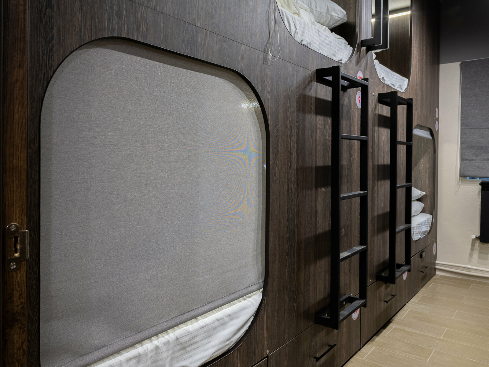 Спальное место на двухъярусной кровати в общем номере для мужчин и женщин