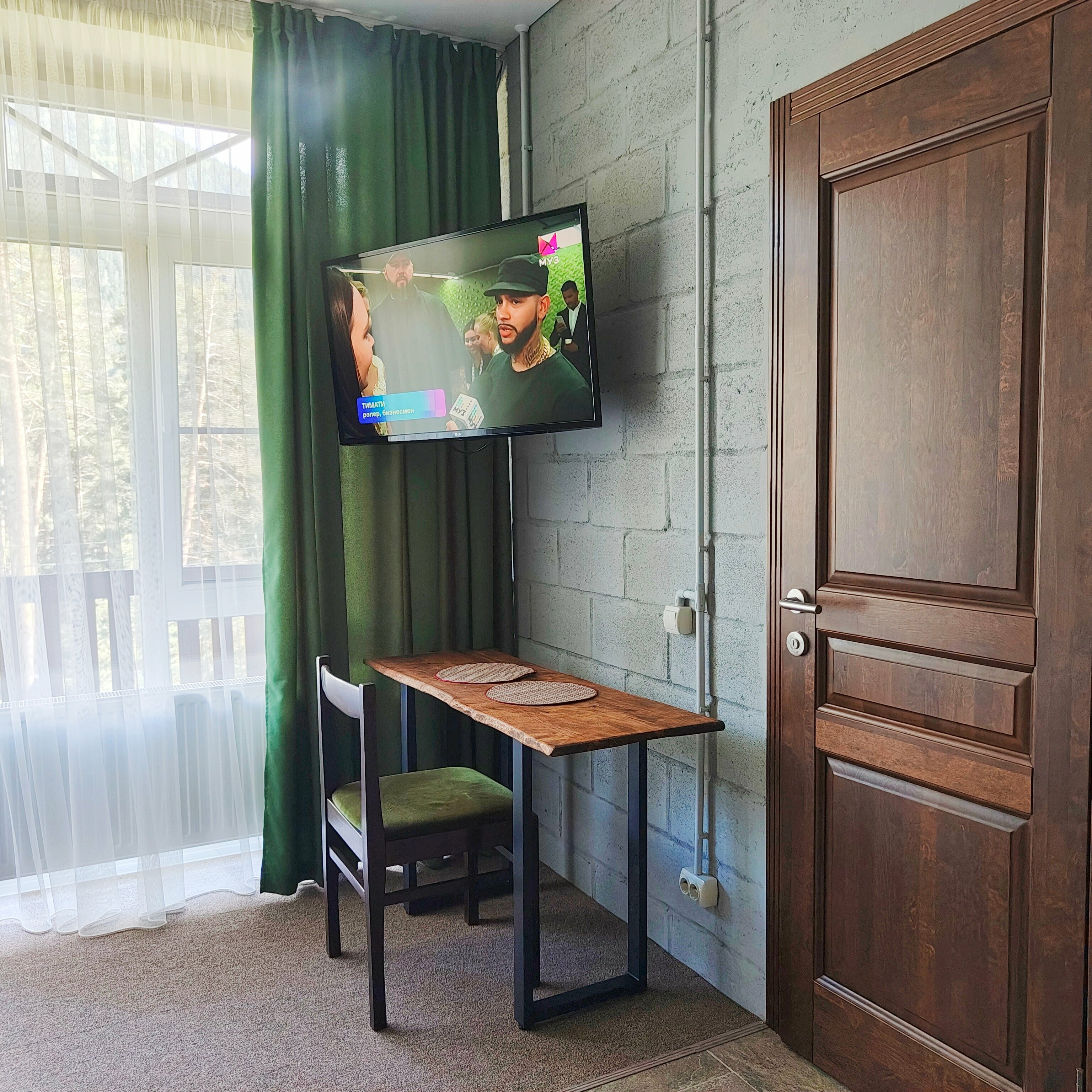 Трехместный номер с видом на горы