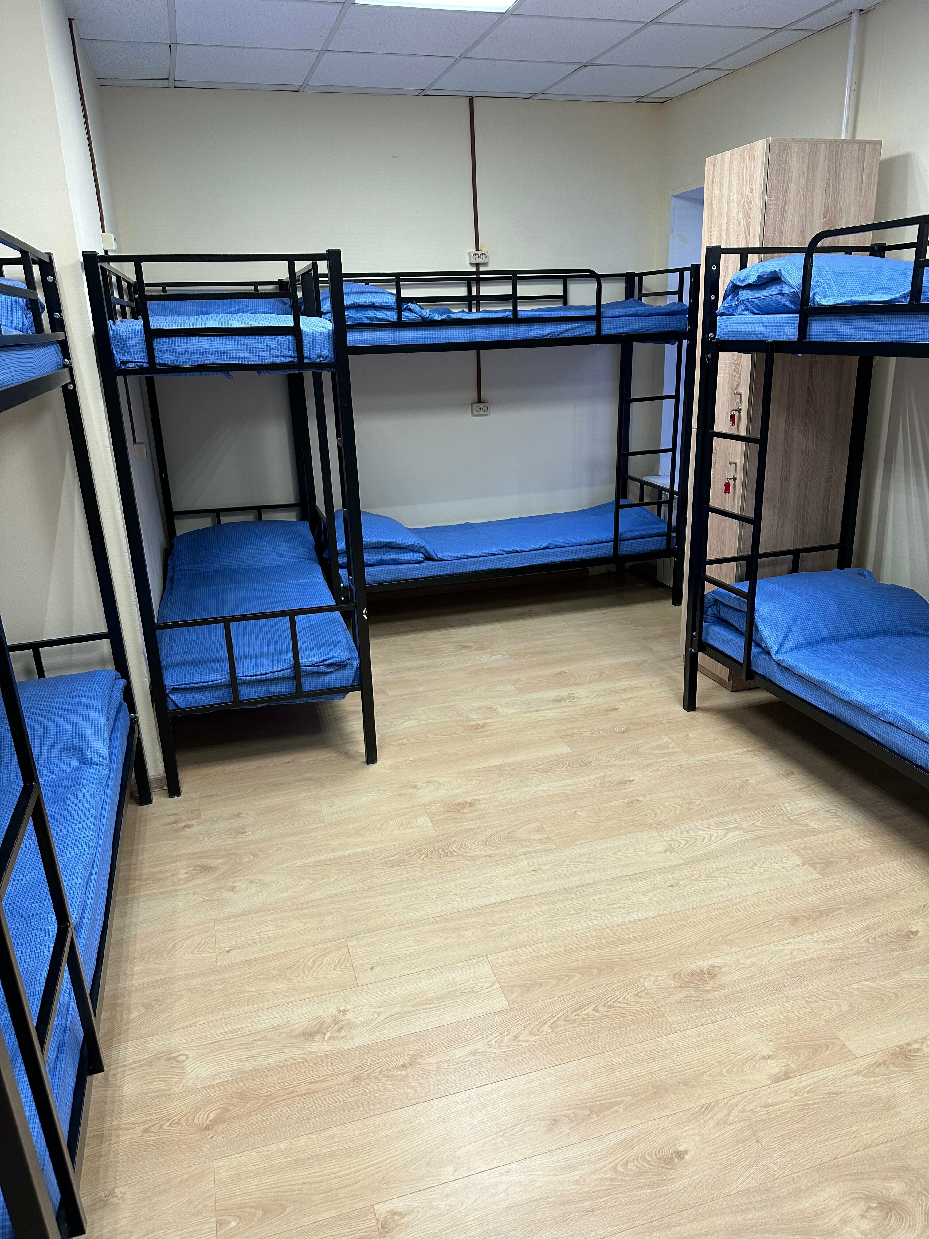 Односпальная кровать в общем номере с 10 кроватями