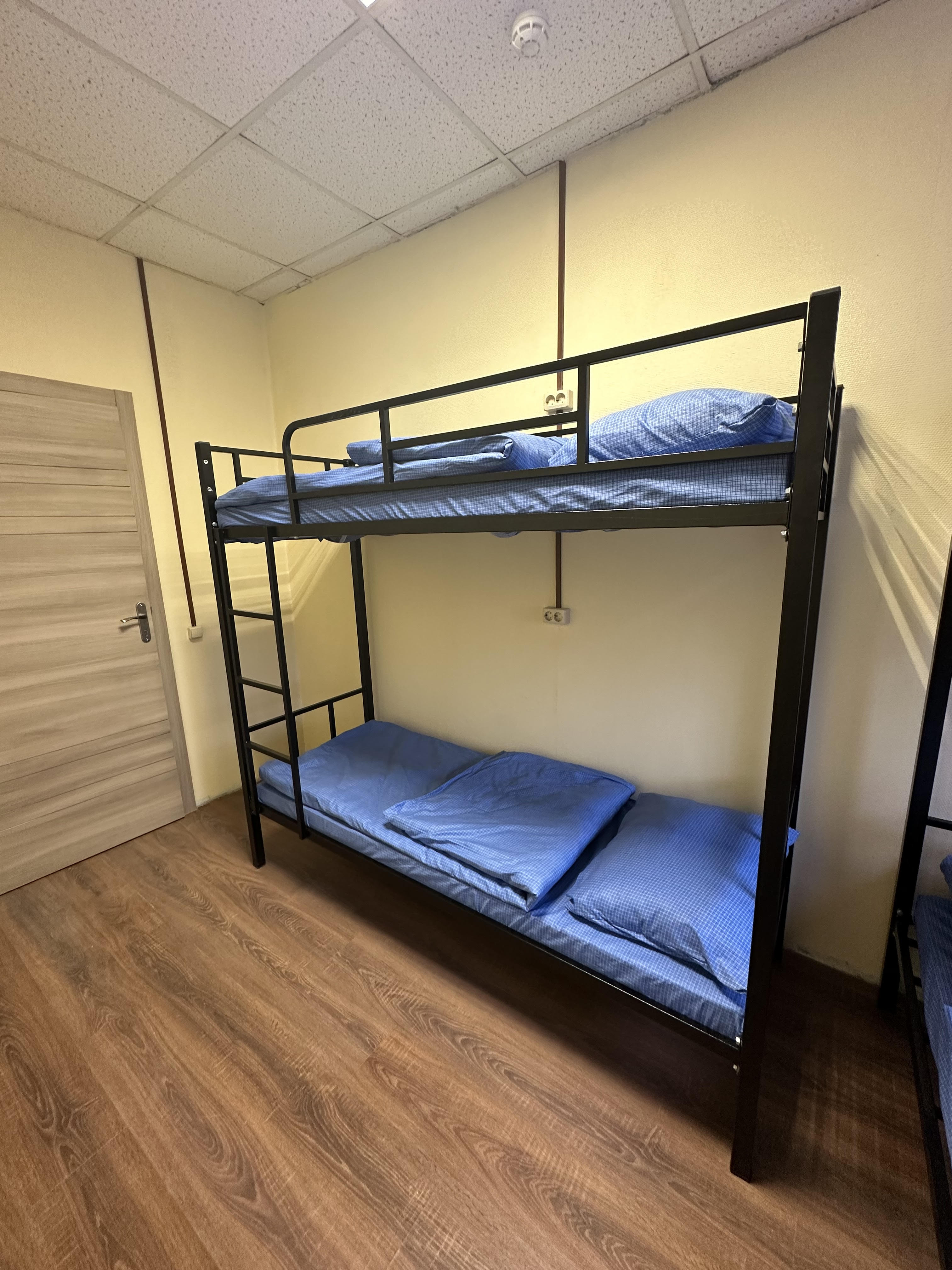 Кровать в общем номере для мужчин с 4 кроватями