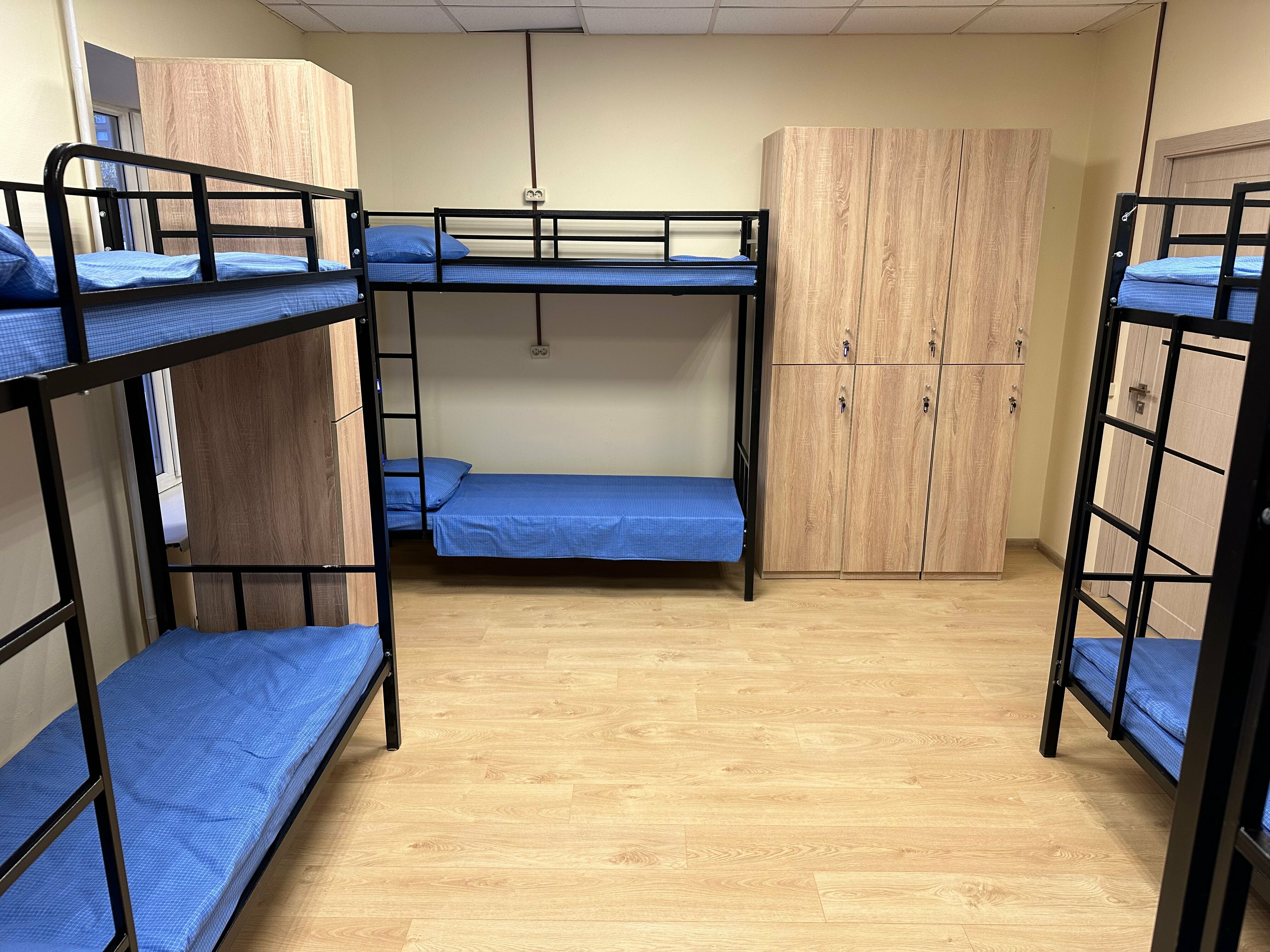 Односпальная кровать в общем номере с 10 кроватями