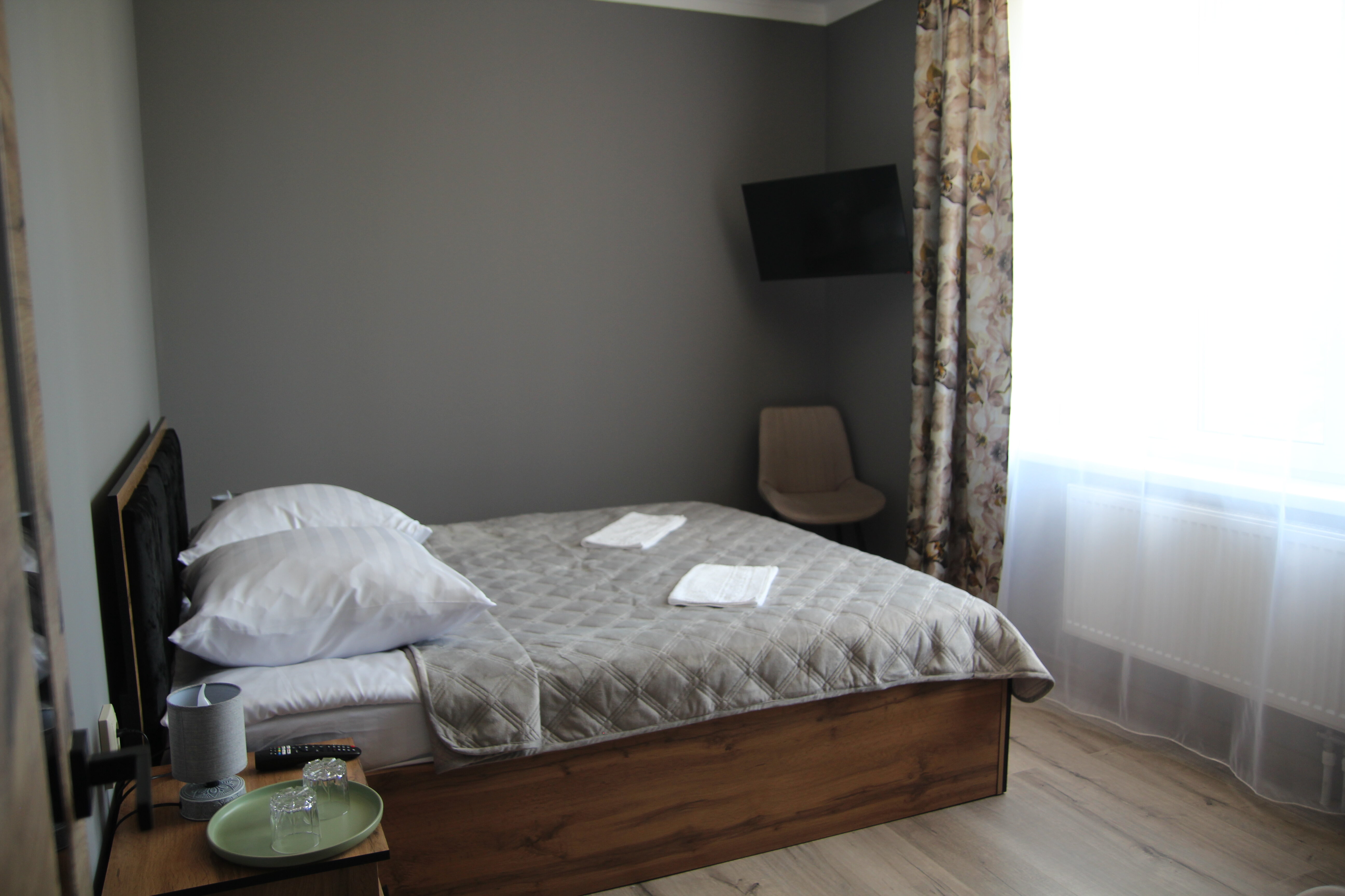 Двухкомнатный улучшенный номер с ванной комнатой и прихожей